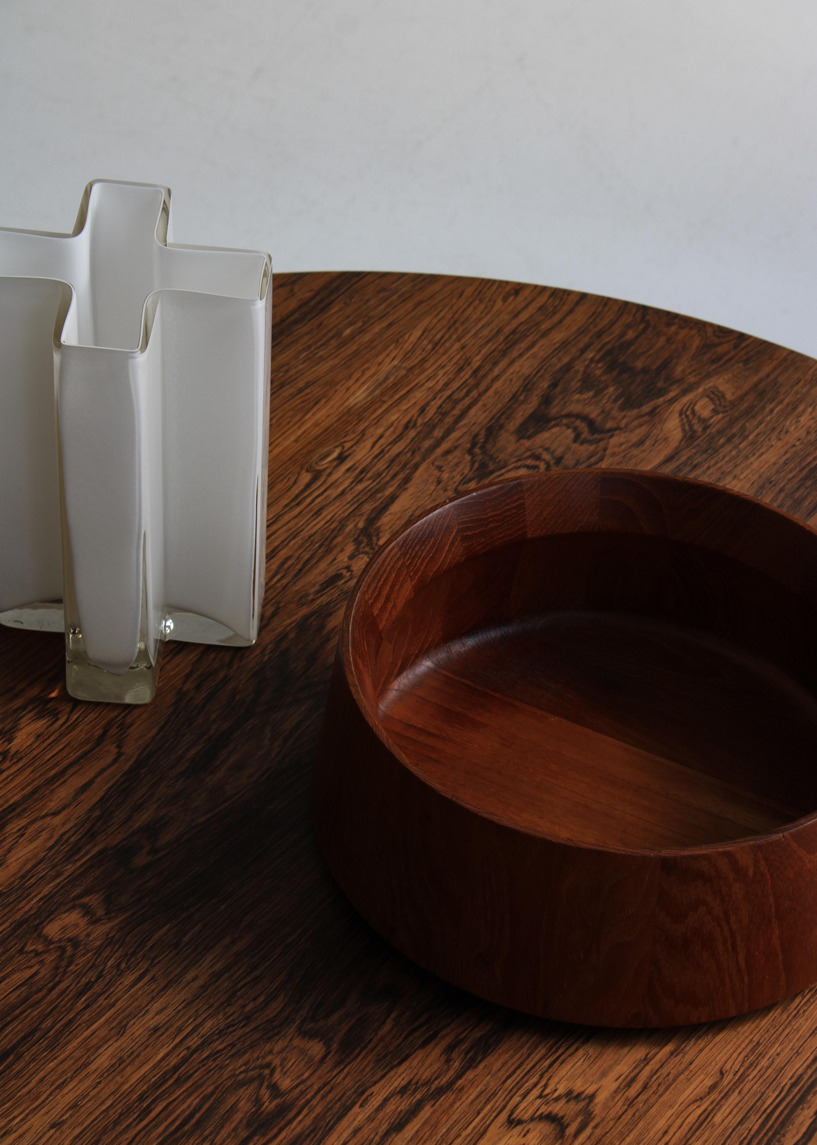 Gran cuenco de madera de teca del diseñador danés Jens Harald Quistgaard / IHQ. Producido por la propia empresa de Quistgaards 