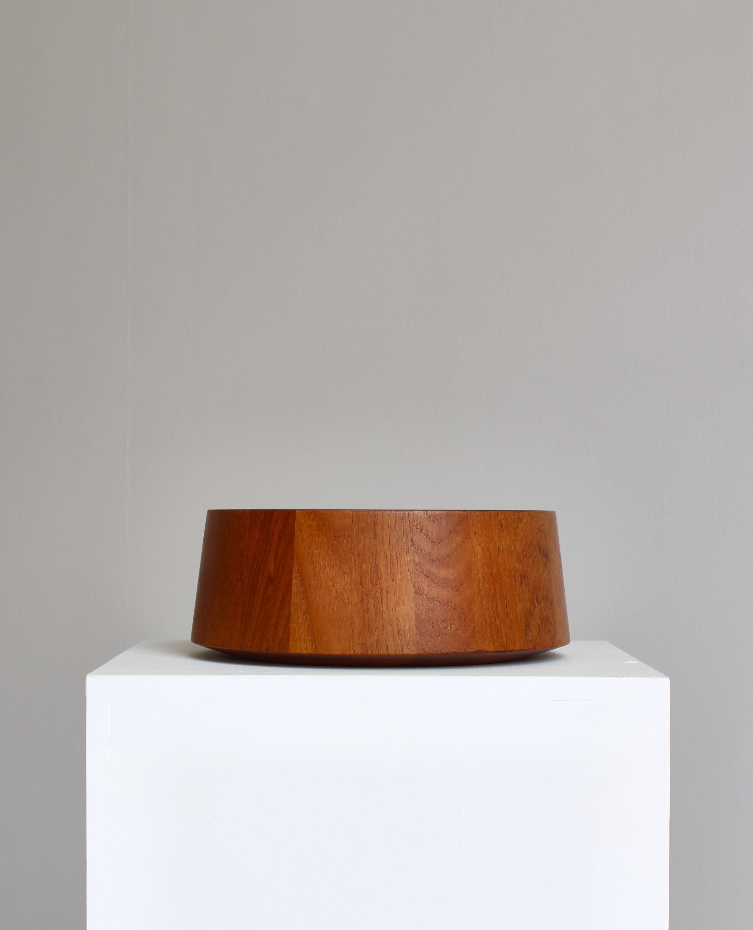 Gran cuenco de madera de teca de Jens Harald Quistgaard, Dinamarca, Años 60 mediados del siglo XX en venta