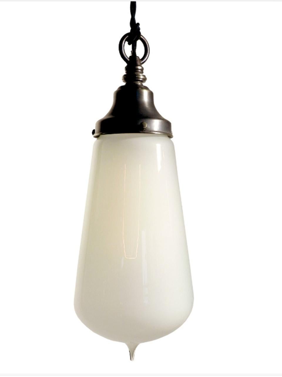 La taille et la couleur de cet abat-jour en verre sont étonnantes. Il s'agit de l'un des plus grands abat-jour soufflés de ce type que nous ayons jamais proposé. Sa forme rappelle celle des premières ampoules électriques d'Edison, mais en plus
