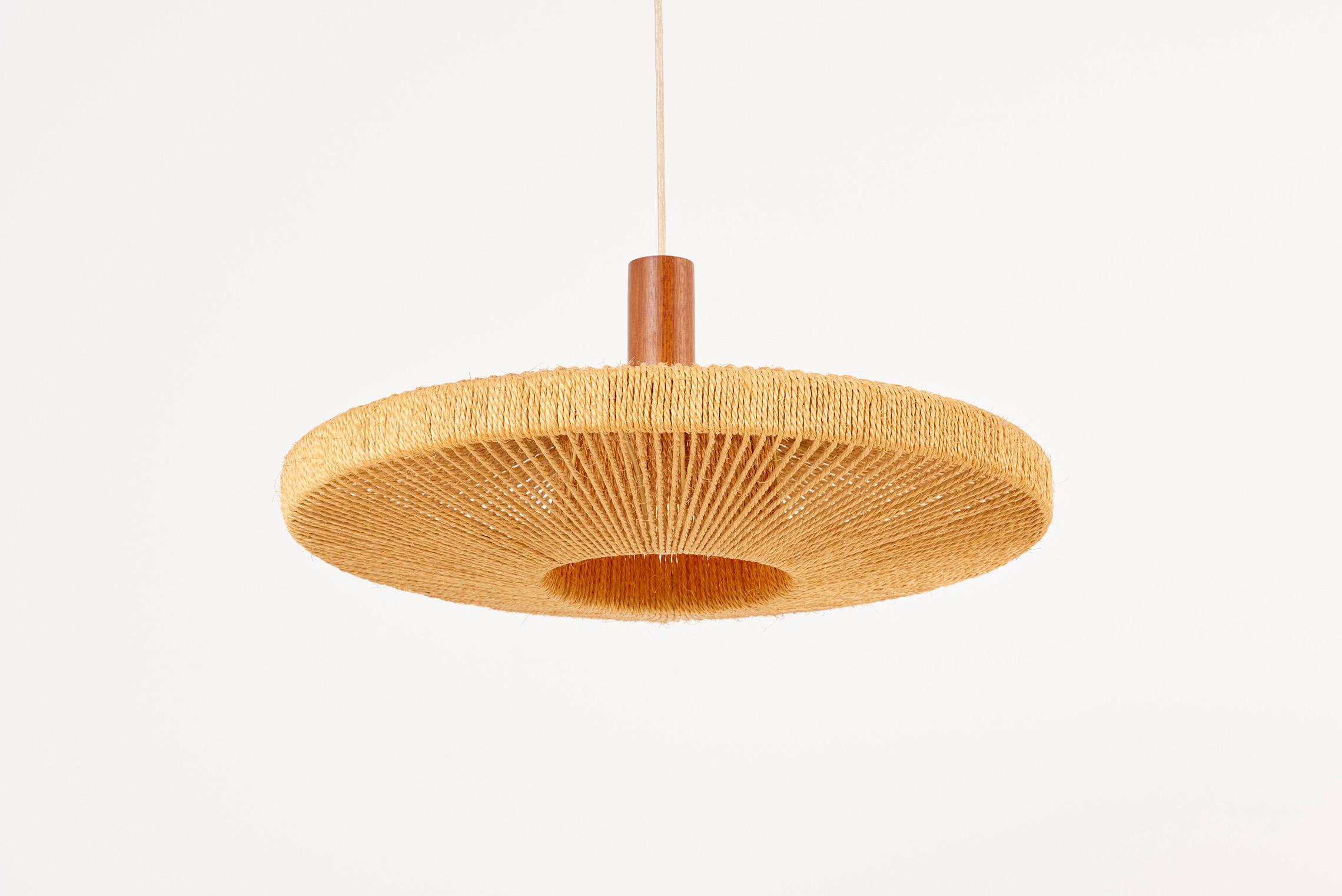 Large Temde Leuchten Sisal pendant lamp, Swiz, 1950s
Round pendant lamp with cord shade manufactured by Swiz / German Manufacturer Temde Leuchten. The measurements given for the height apply to the height of the shade. 1x Model A / E27