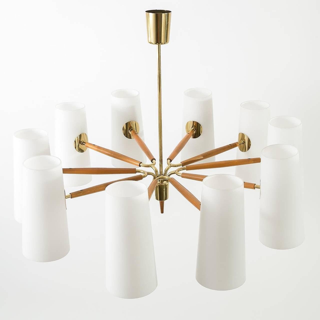 Mid-Century moderno Grande lampadario a dieci bracci Rupert Nikoll in ottone, legno e vetro opalino, Austria, anni '50 in vendita
