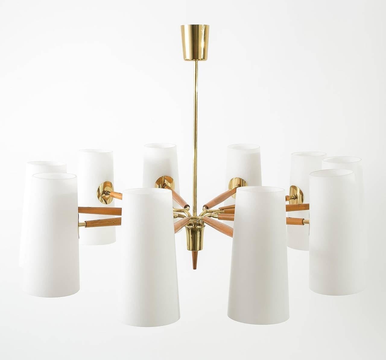 Austriaco Grande lampadario a dieci bracci Rupert Nikoll in ottone, legno e vetro opalino, Austria, anni '50 in vendita