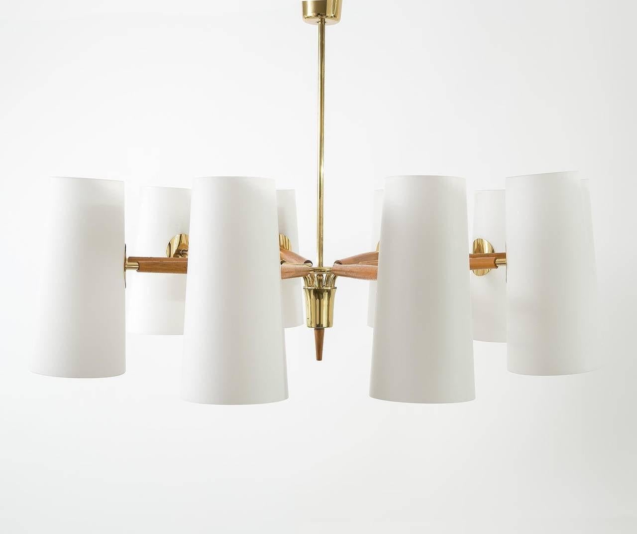 Grande lampadario a dieci bracci Rupert Nikoll in ottone, legno e vetro opalino, Austria, anni '50 In condizioni buone in vendita a Hausmannstätten, AT