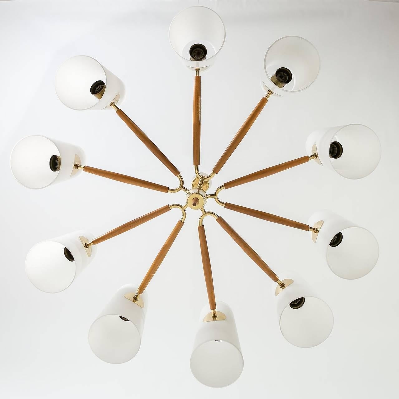 Metà XX secolo Grande lampadario a dieci bracci Rupert Nikoll in ottone, legno e vetro opalino, Austria, anni '50 in vendita