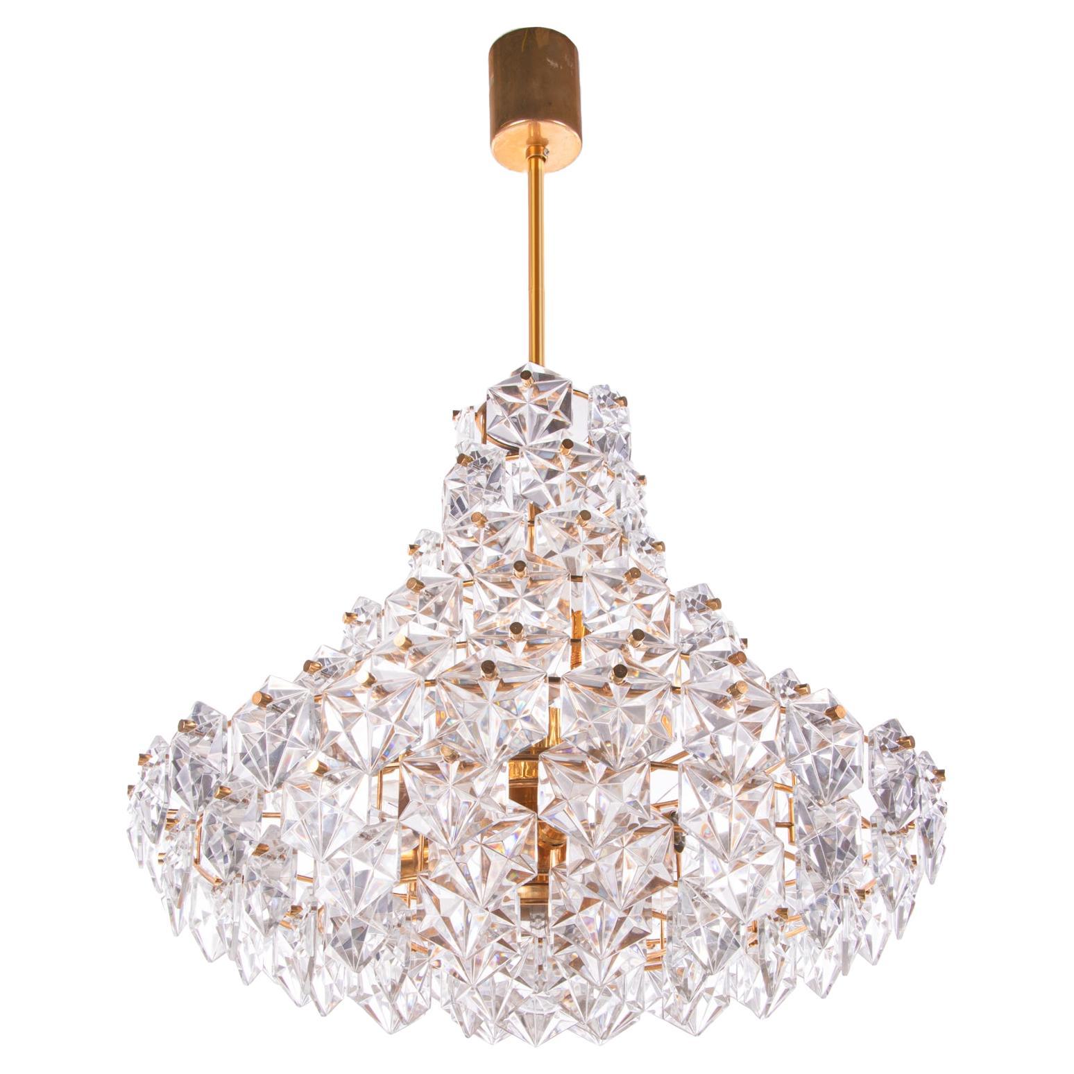 Elegant large ten-tier chandelier with sculptural faceted crystals on a gold-plated brass frame. Chandelier illuminates beautifully and offers a lot of light. Gem from the time. With this light you make a clear statement in your interior design. A