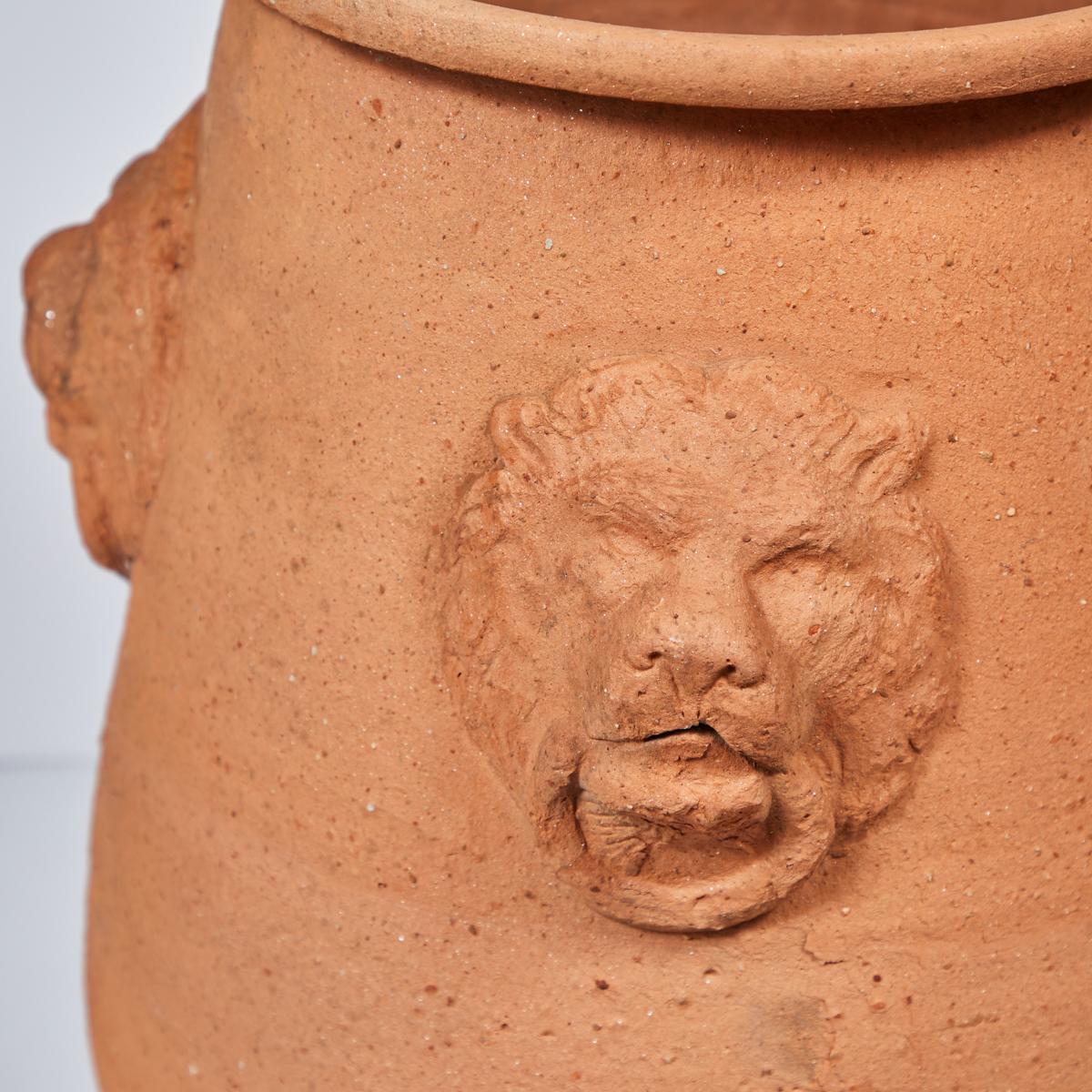 Gran maceta de terracota para jardín con león grabado de principios del siglo XX, Inglaterra en Bueno Estado en Los Angeles, CA