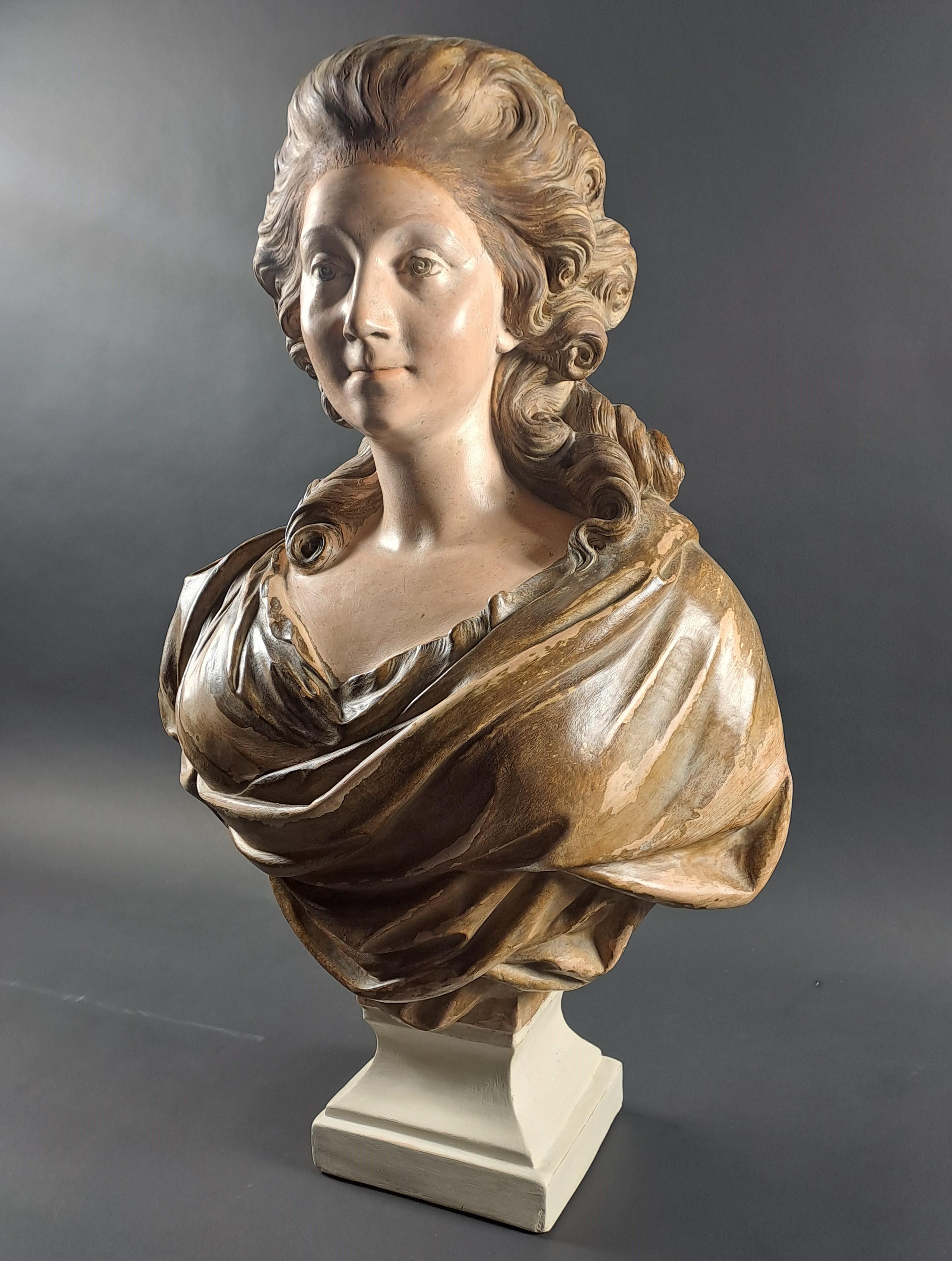 Grand buste en terre cuite représentant une dame de qualité dans le goût du XVIIIe siècle.  

Patine bicolore, base laquée blanche.   

Ouvrage français de la fin du XIXe siècle.   

Très bon état - usure de la patine brune.