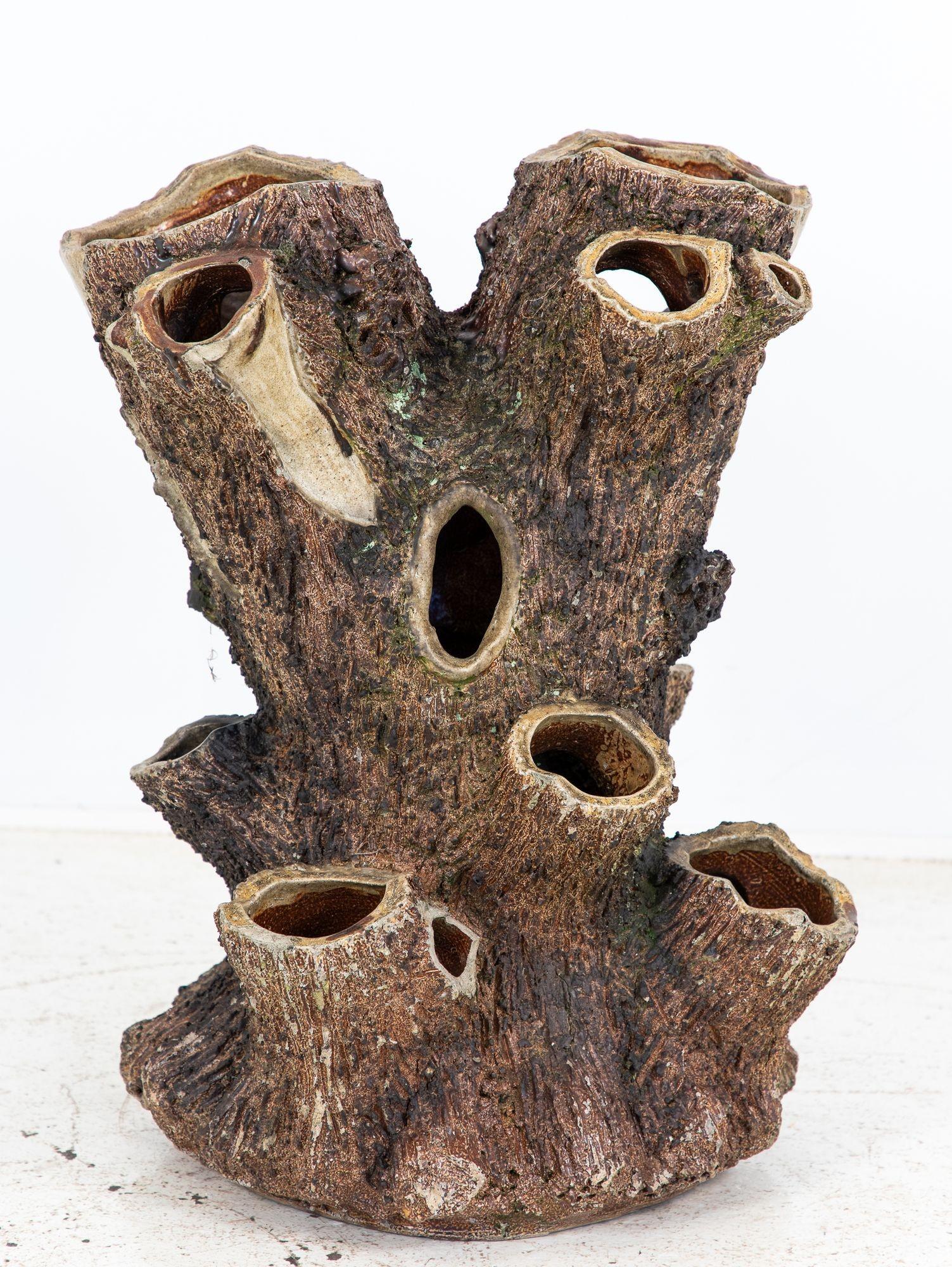 Esta maceta de fresas de imitación bois, fabricada en terracota vidriada con sal, procede de la Inglaterra eduardiana de principios del siglo XX. A gran escala, presenta múltiples bocas o ramas abiertas, perfectas para exhibir una gran variedad de