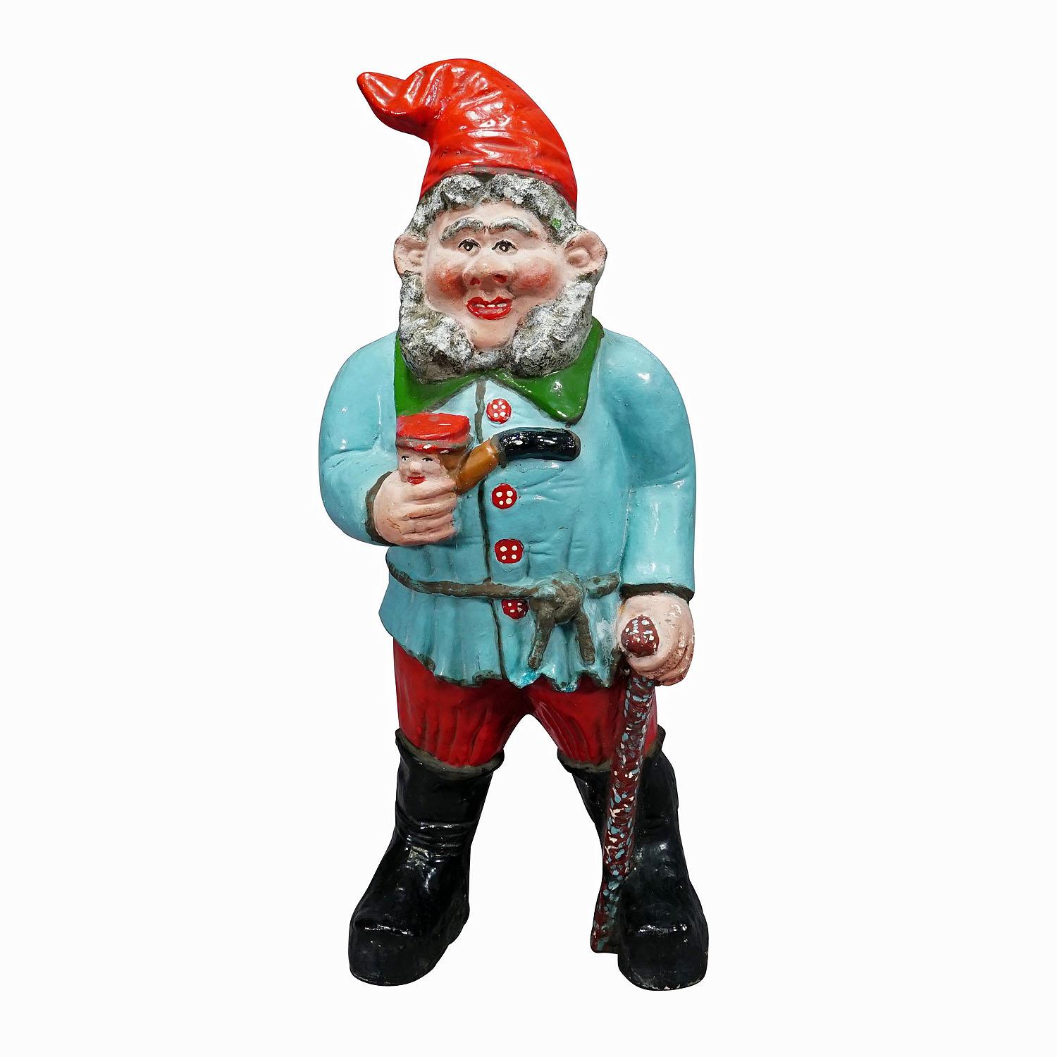 Grand nain de jardin en terre cuite avec une pipe, Allemagne vers 1920

Grand nain de jardin allemand, vers les années 1920. Le gnome tient une pipe et un bâton de marche dans ses mains. Bon état d'usage vintage avec des signes d'usure correspondant