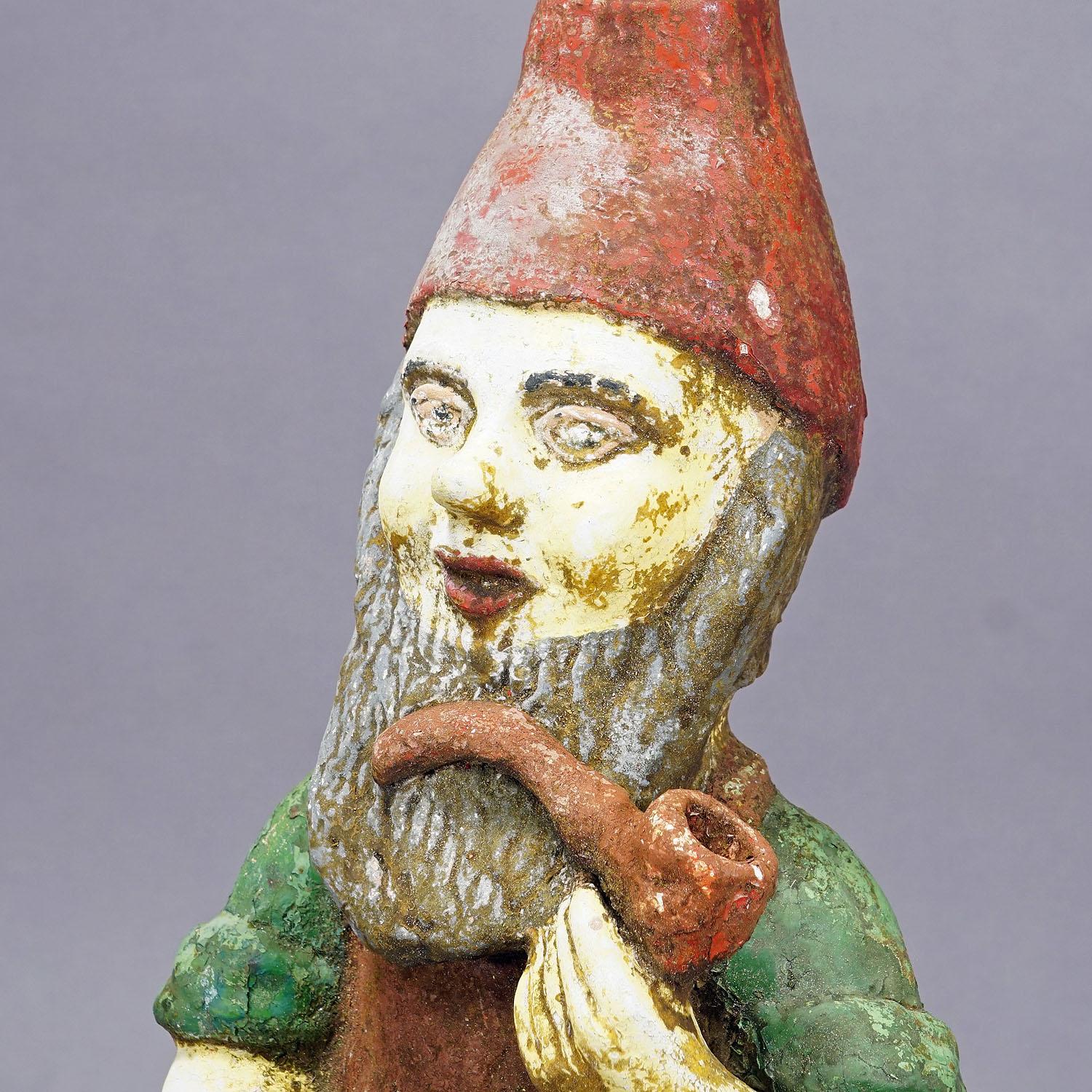 Victorien Grand Gnome de jardin en terre cuite avec tabouret à perles, Allemagne, vers 1920 en vente