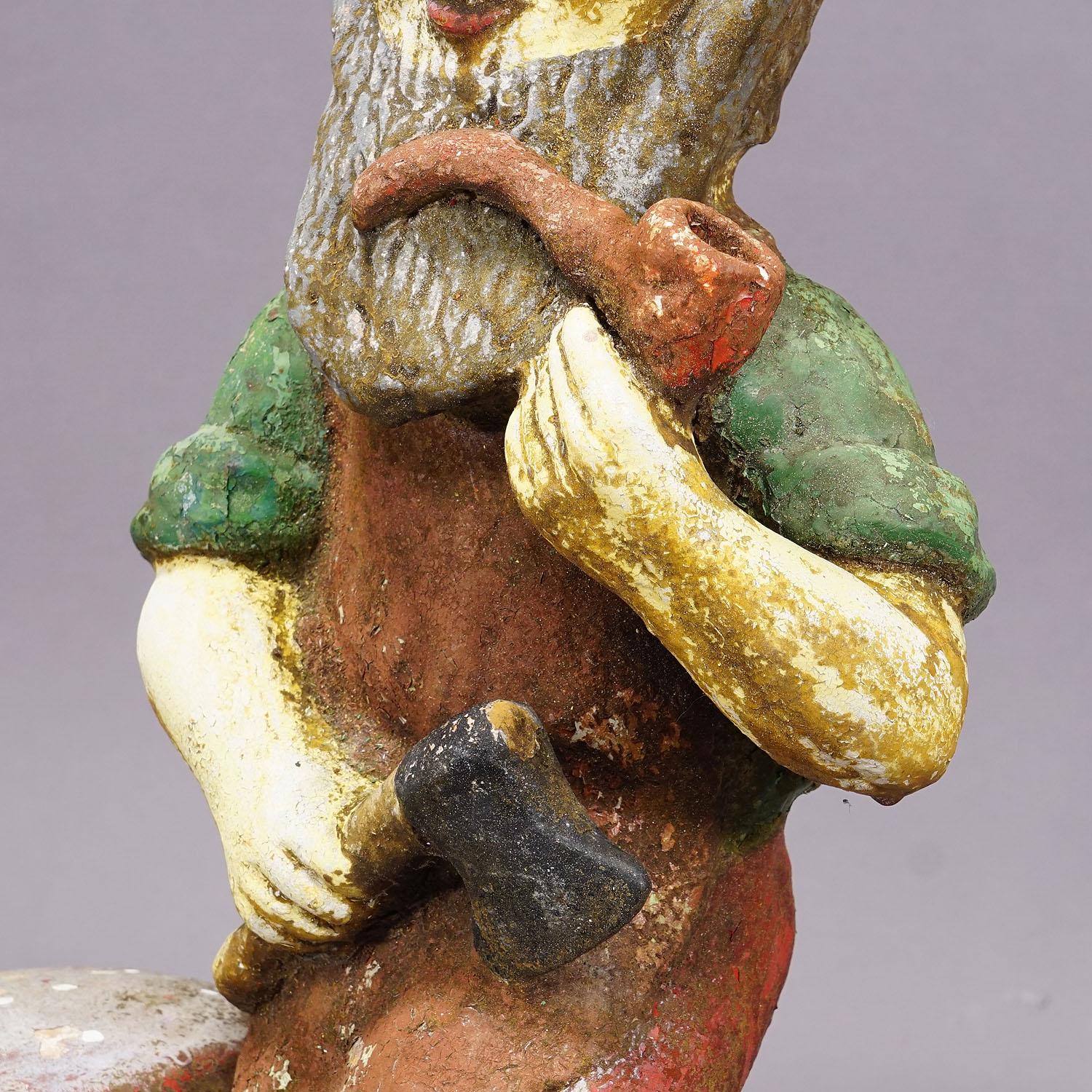 20ième siècle Grand Gnome de jardin en terre cuite avec tabouret à perles, Allemagne, vers 1920 en vente