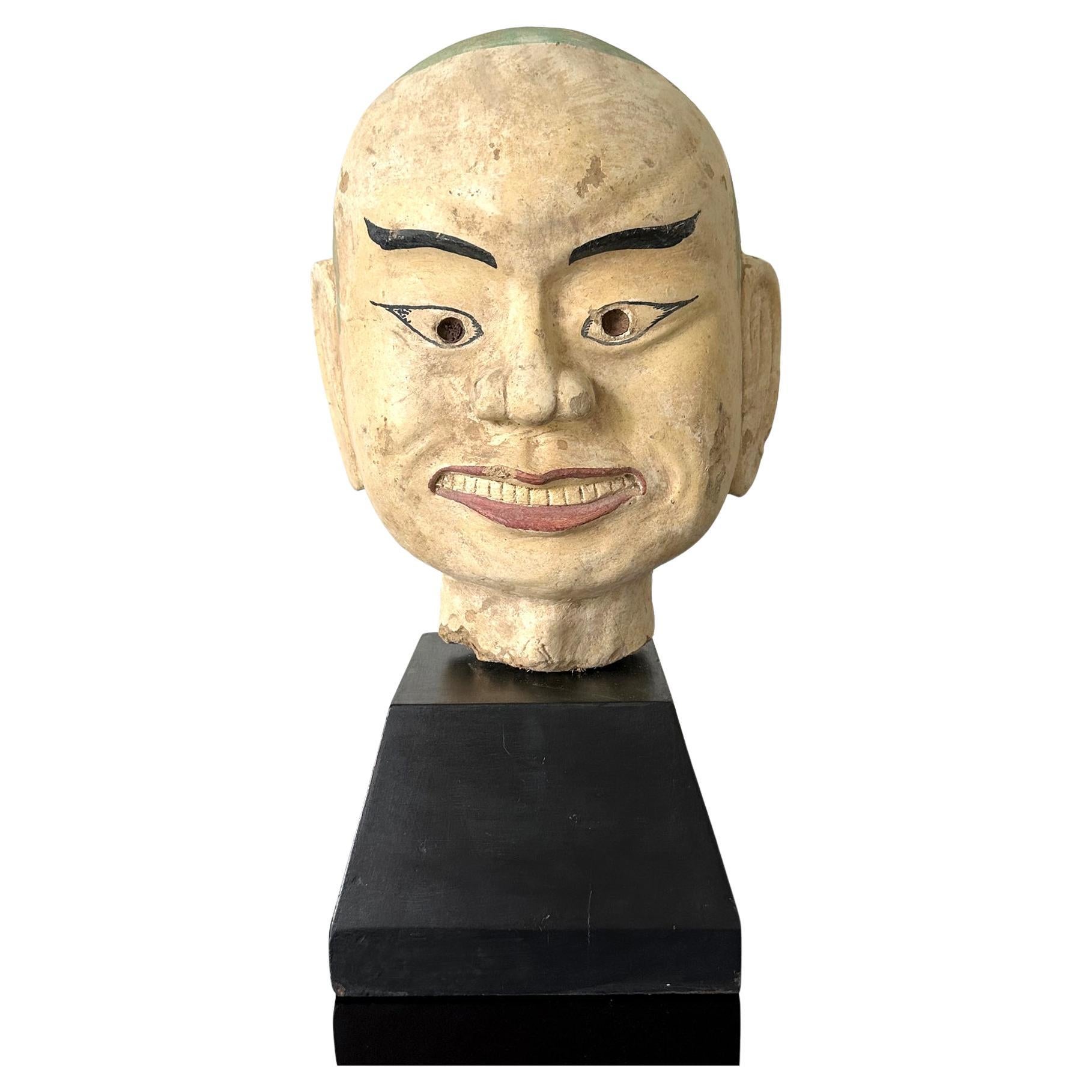 Großer Terrakotta-Kopf von Luohan auf einem Stand aus Holz aus Vietnam im Angebot