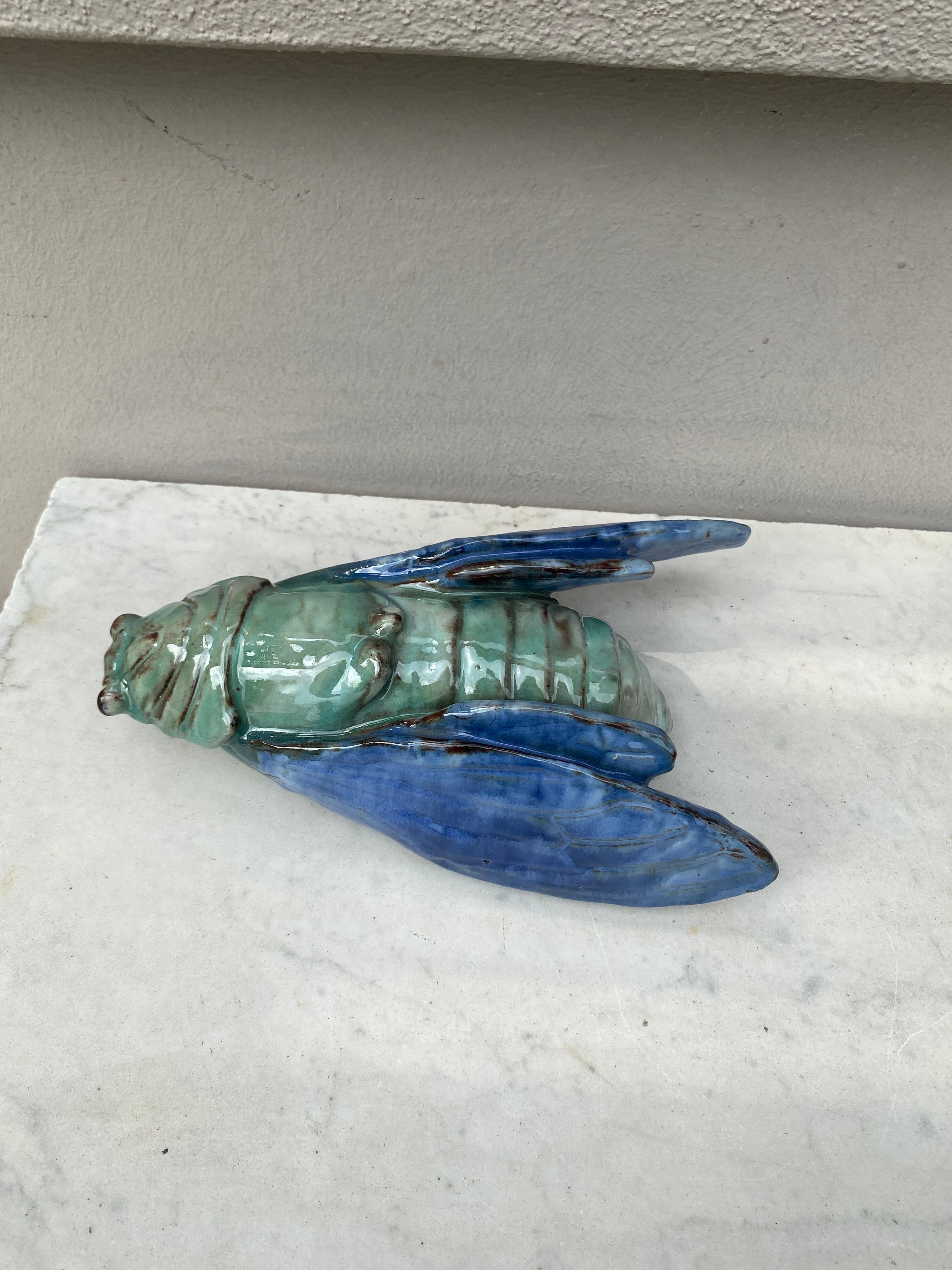 Grande Terracotta Maiolica Cicada Bavent Normandia.
Altezza / 9,5 pollici.