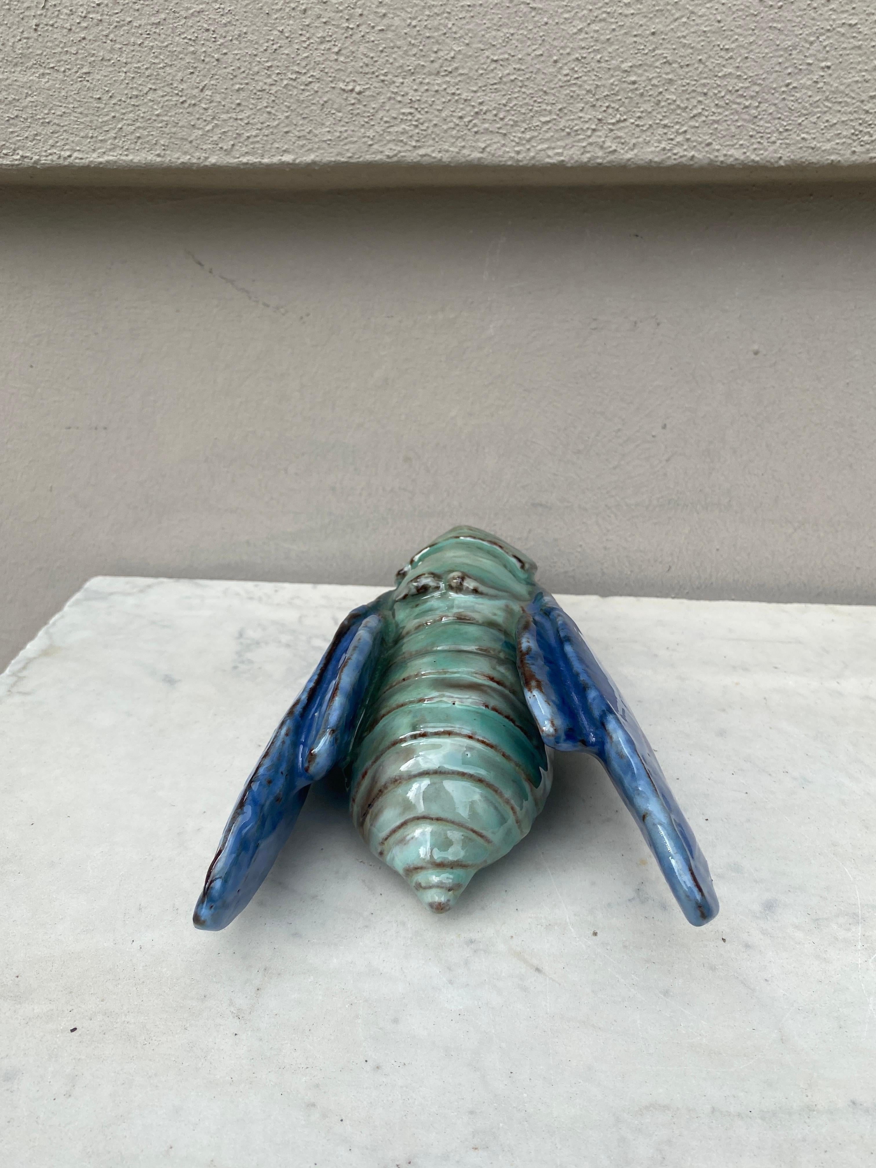 Grande applique in terracotta maiolicata Cicada Bavent Normandy In condizioni buone in vendita a Austin, TX