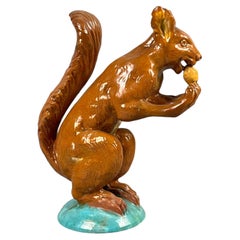 Grande scoiattolo in maiolica di terracotta, stile Bavent, Normandia