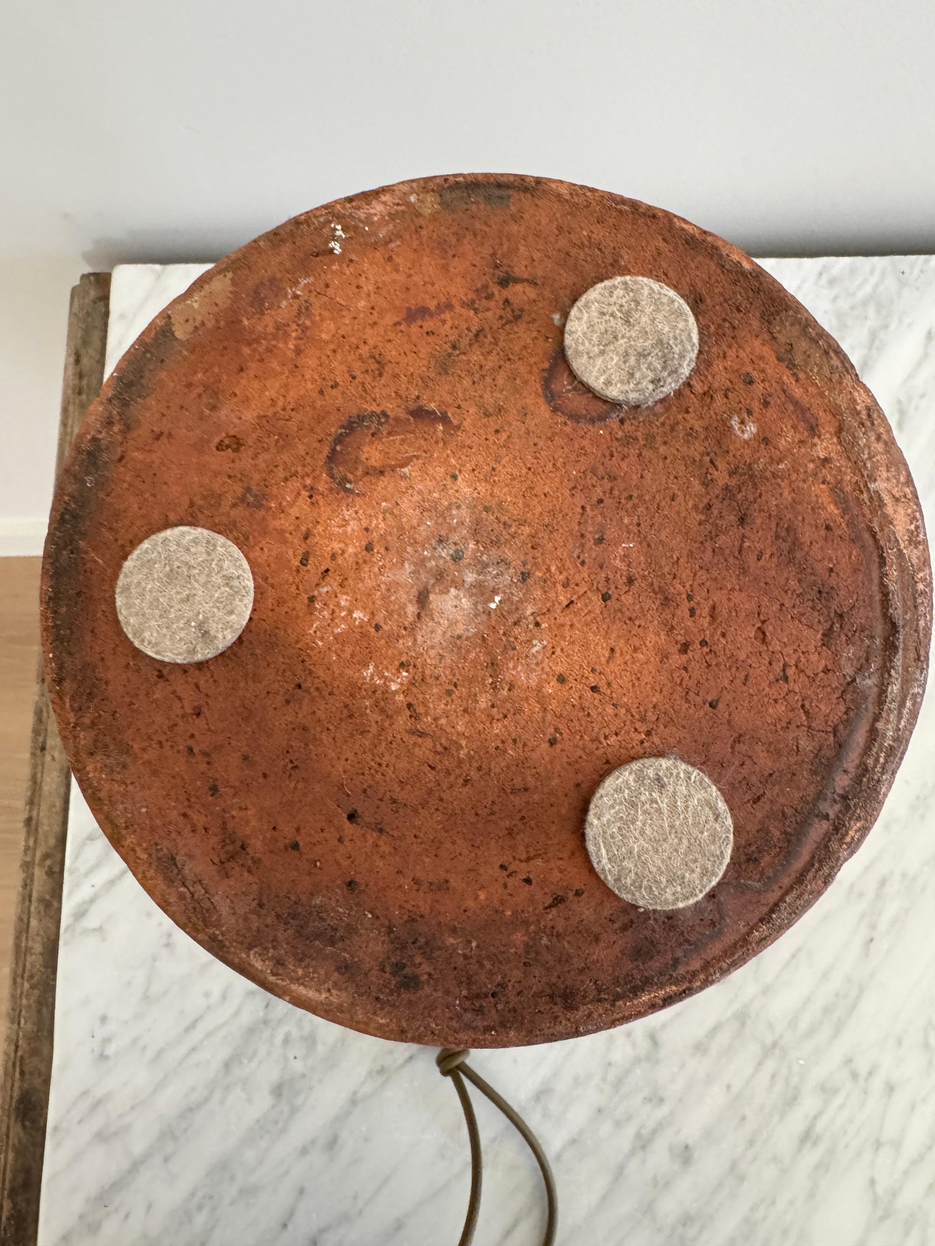 Questo grande vaso in terracotta pignata con mezzo smalto, prodotto a mano a Cutrofiano-Lucugnano, in Puglia, risale alla fine dell'Ottocento-inizio Novecento e rappresenta l'essenza della 