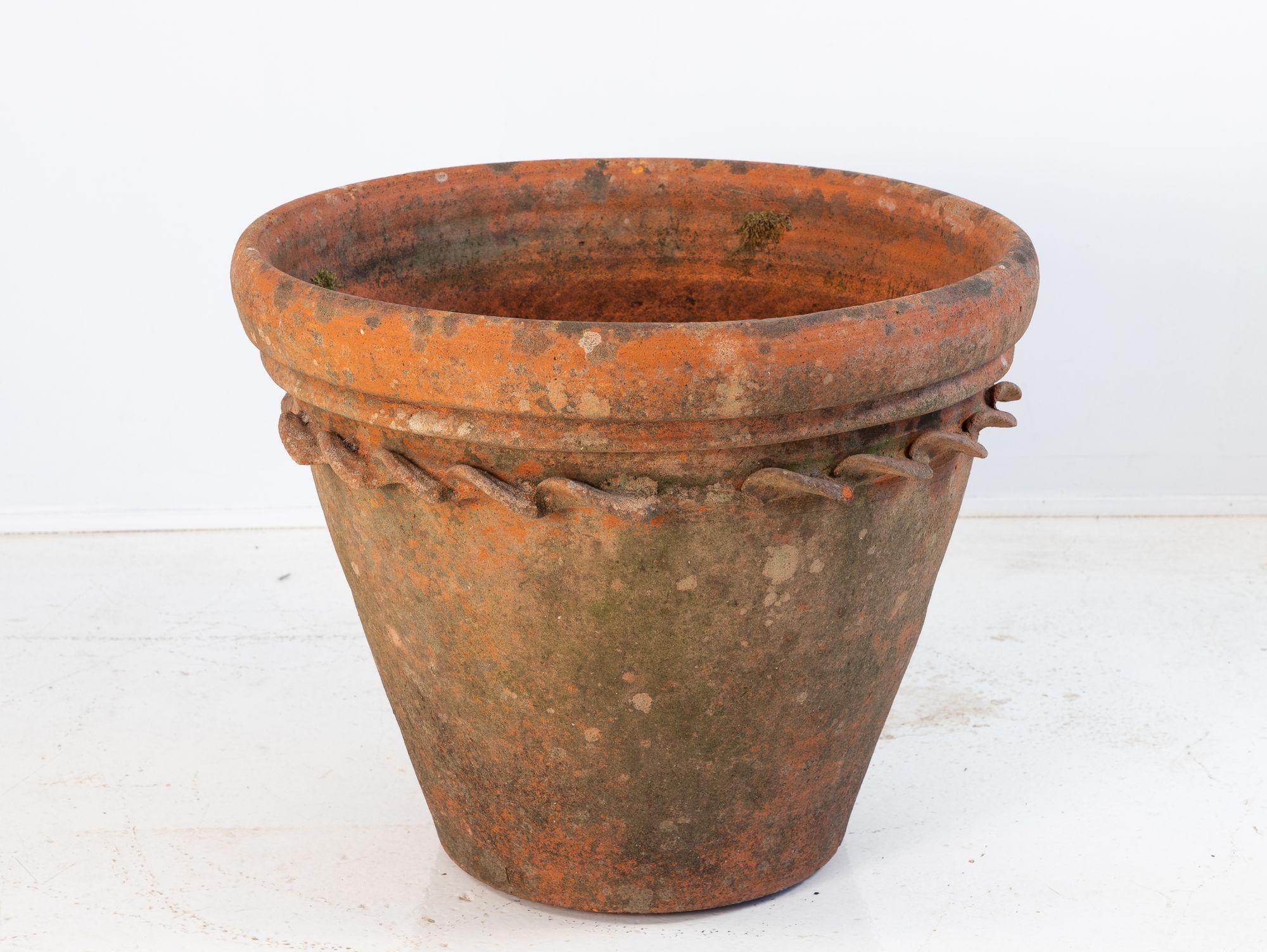 Grande vaso in terracotta, Inghilterra, metà del XX secolo. In condizioni buone in vendita a South Salem, NY