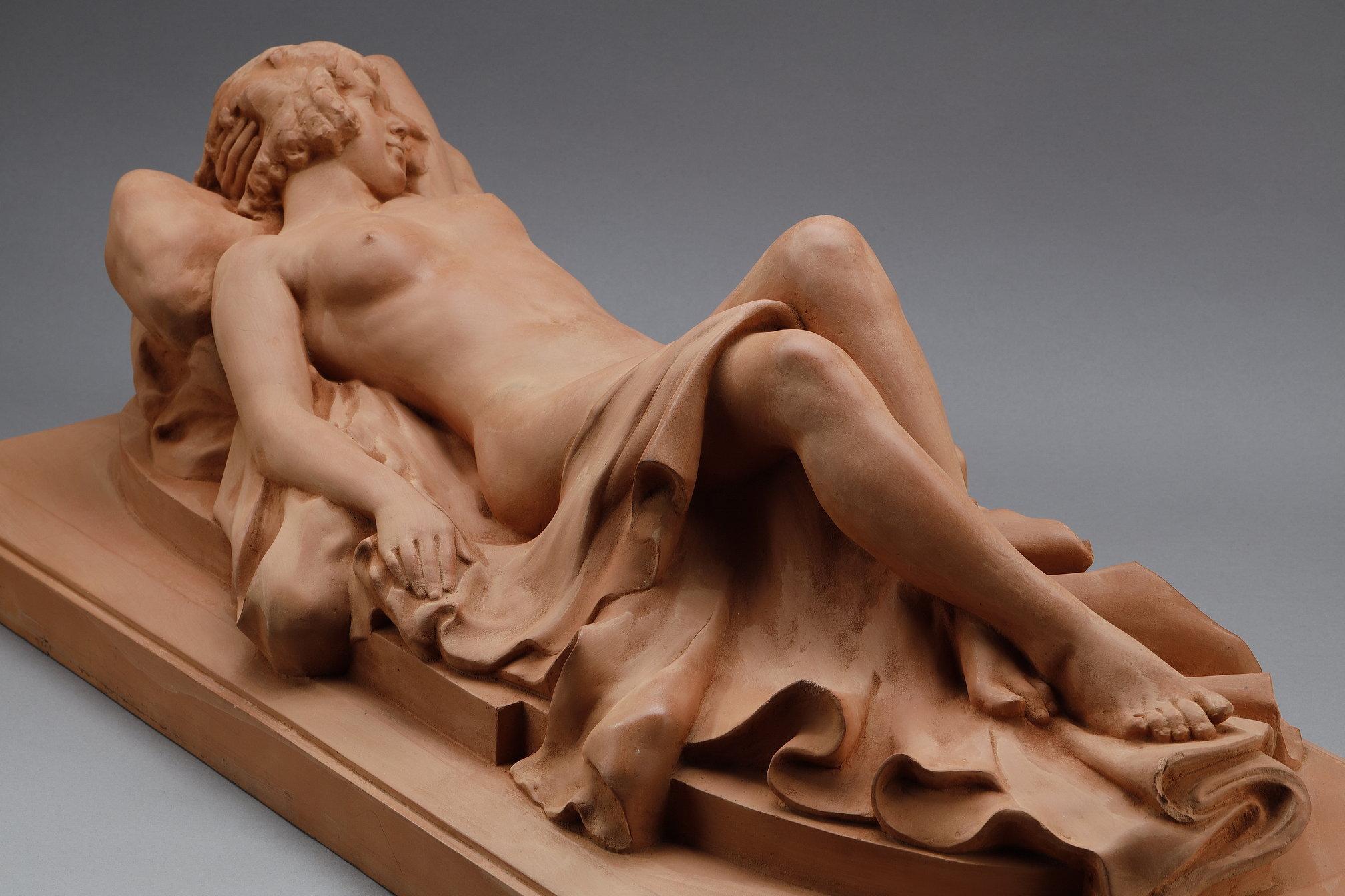 Large terracotta sculpture depicting an Odalisque reclining on a drape For Sale 3