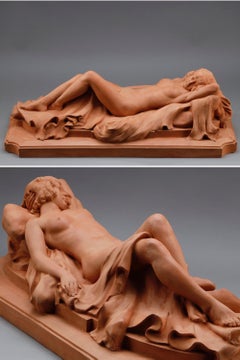 Grande sculpture en terre cuite représentant un Odalisque allongé sur un drapé