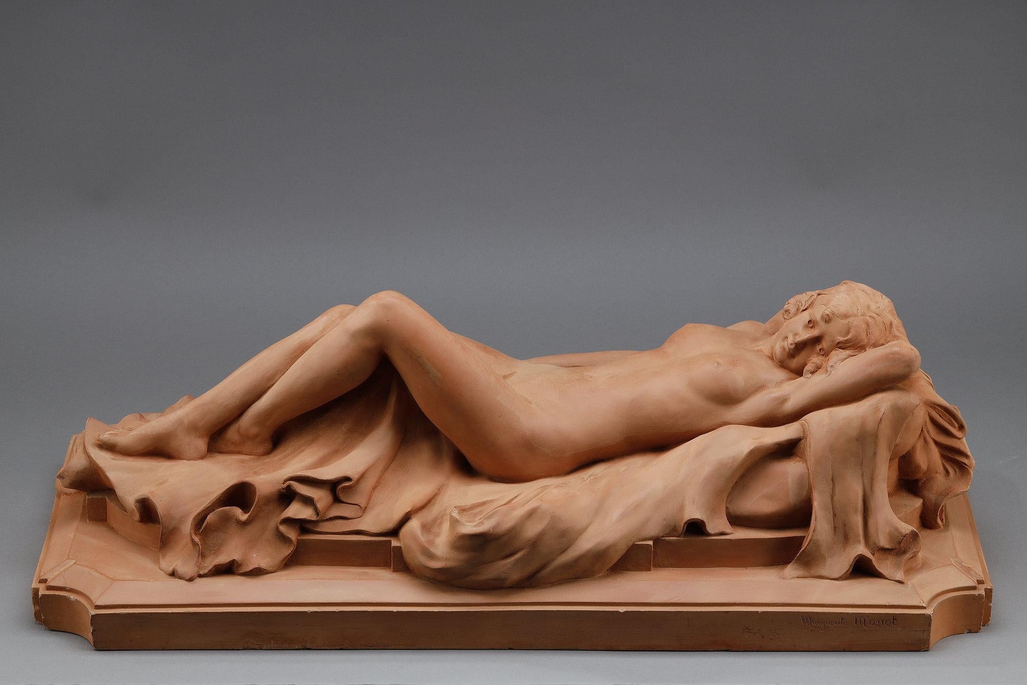 Large terracotta sculpture depicting an Odalisque reclining on a drape In Good Condition For Sale In Paris, FR