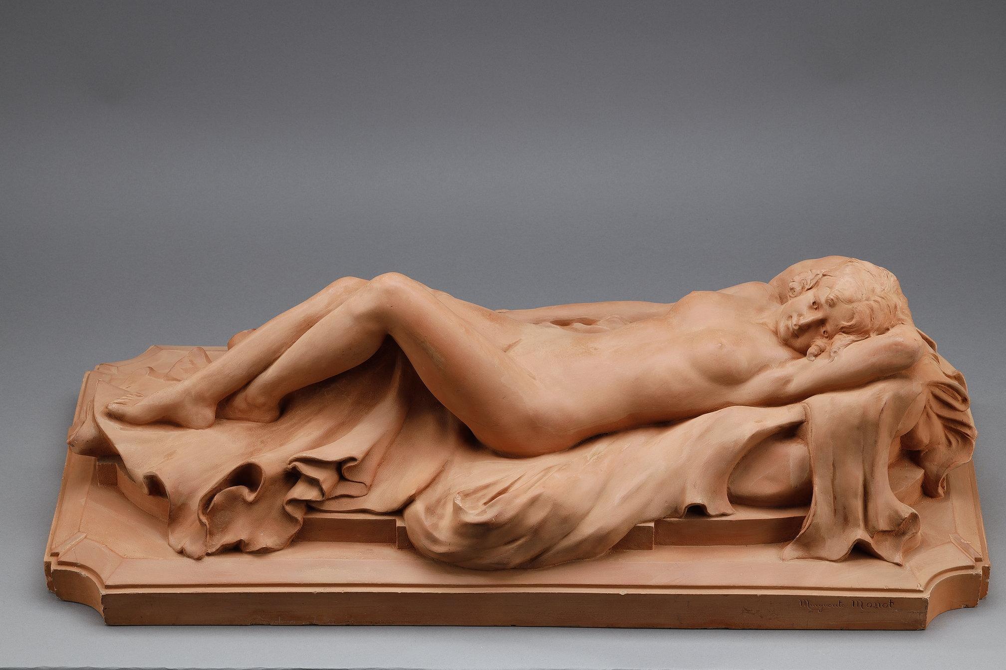 Mid-20th Century Large terracotta sculpture depicting an Odalisque reclining on a drape For Sale