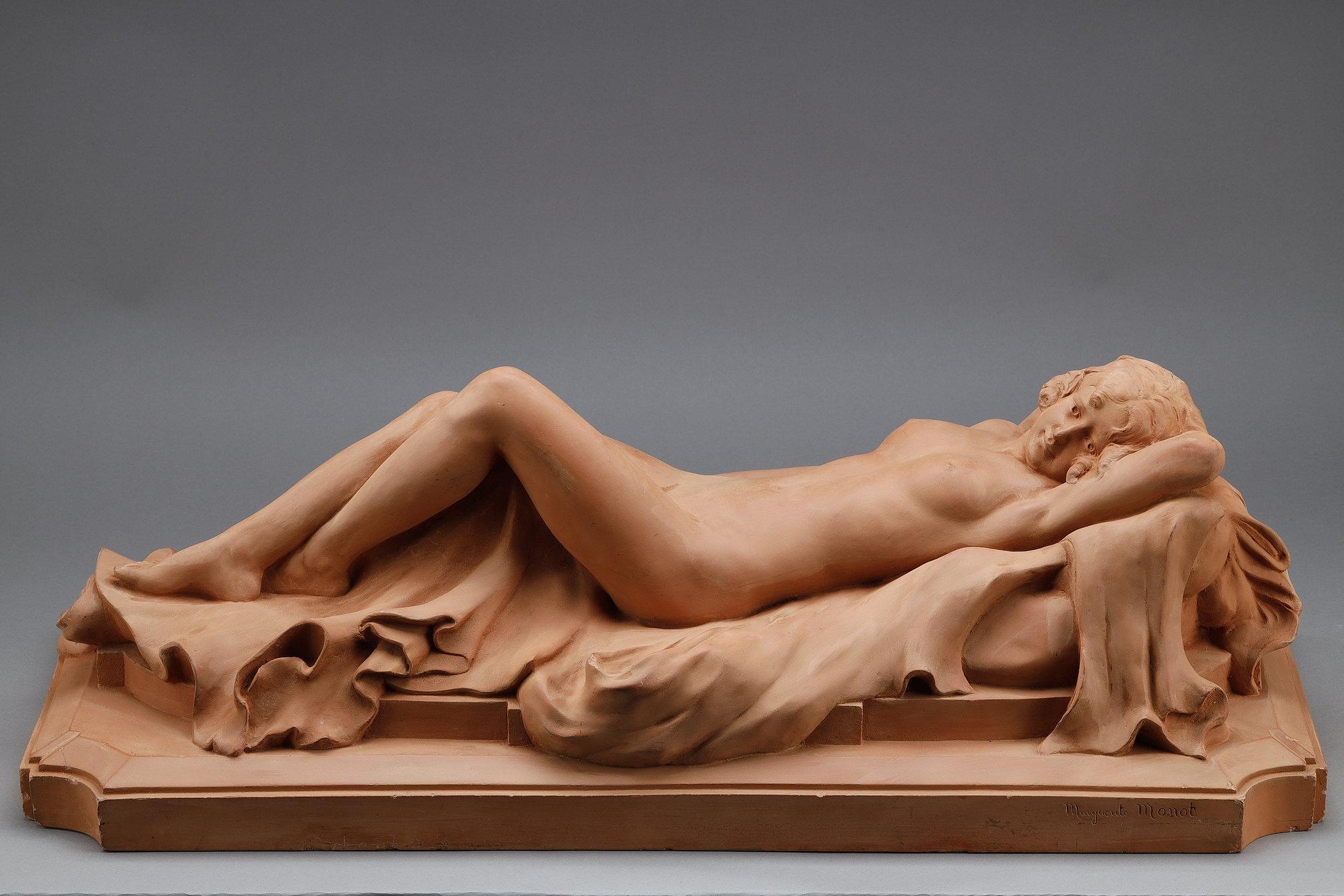 Terracotta Large terracotta sculpture depicting an Odalisque reclining on a drape For Sale