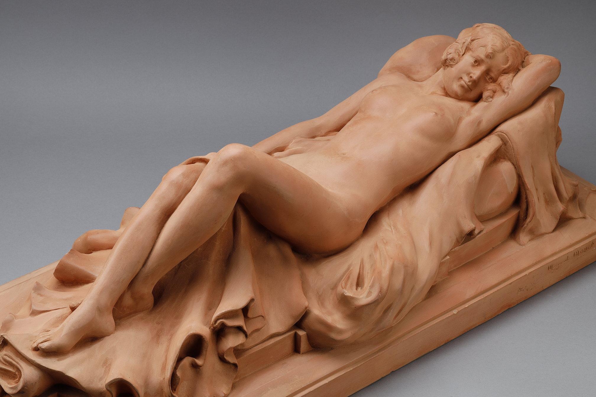 Large terracotta sculpture depicting an Odalisque reclining on a drape For Sale 2
