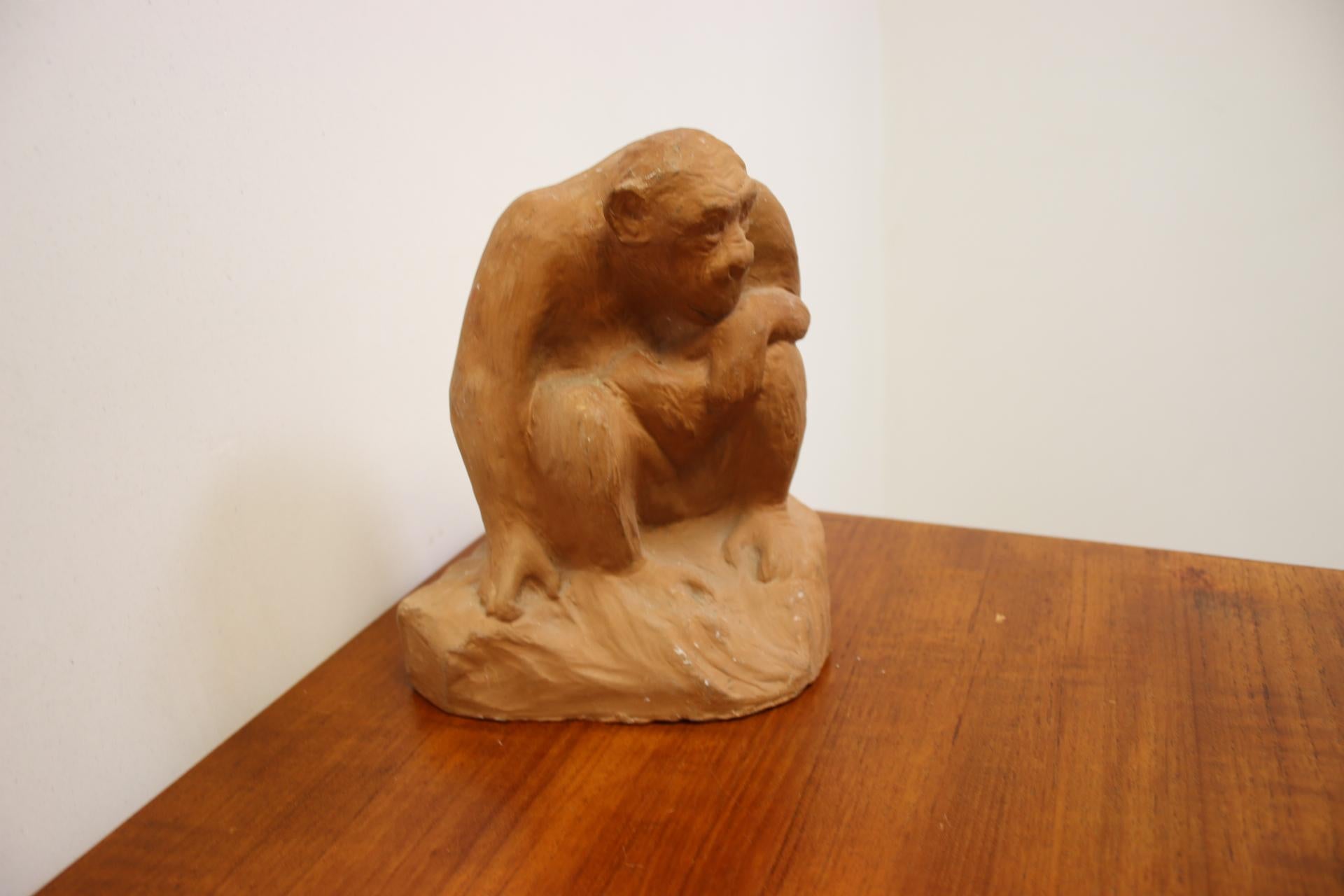 Large Terracotta Seated Monkey In Good Condition For Sale In Oostrum-Venray, NL