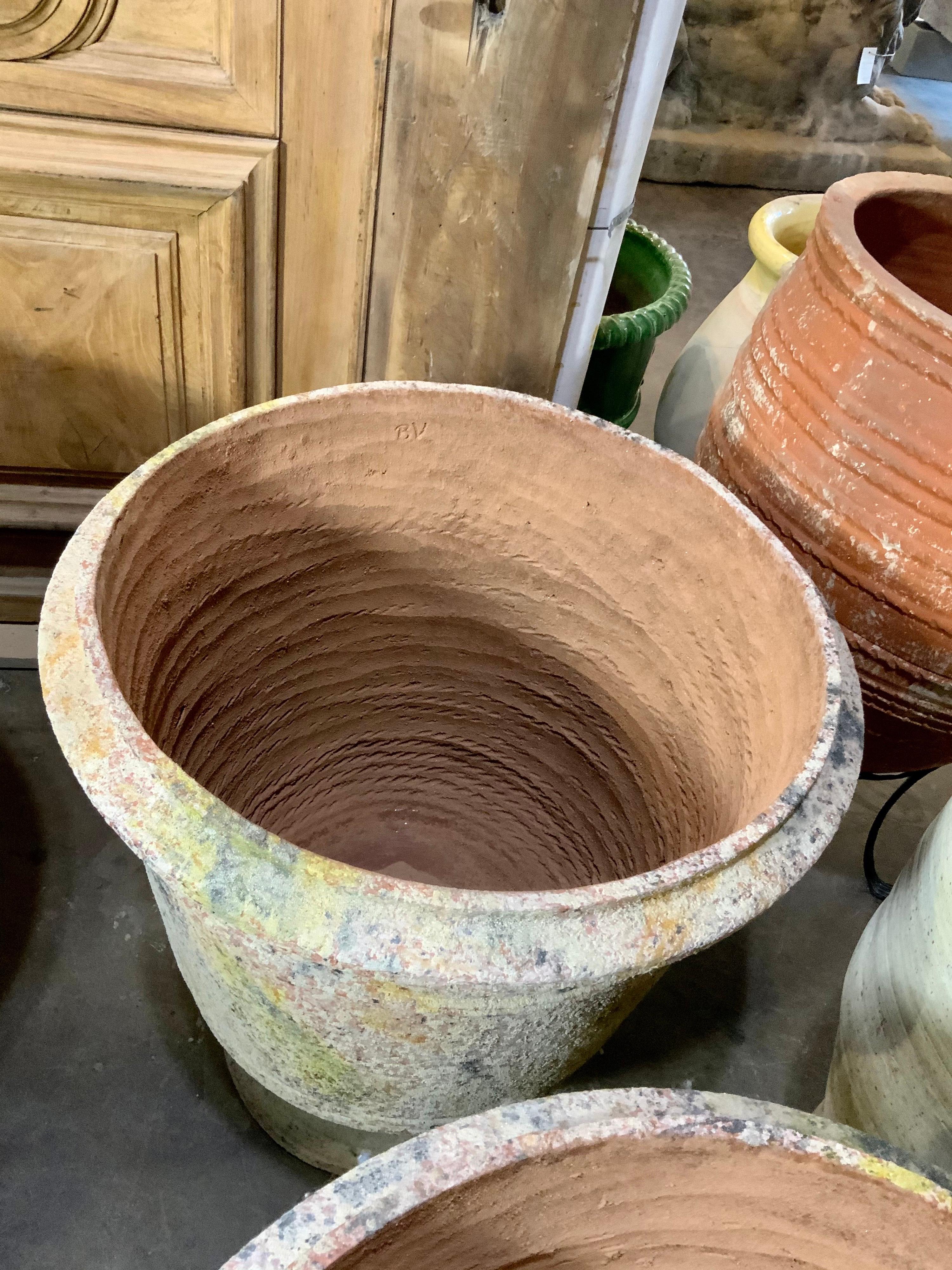 This beautiful terracotta urn origins from Provence, in France.

Contemporary, handmade.