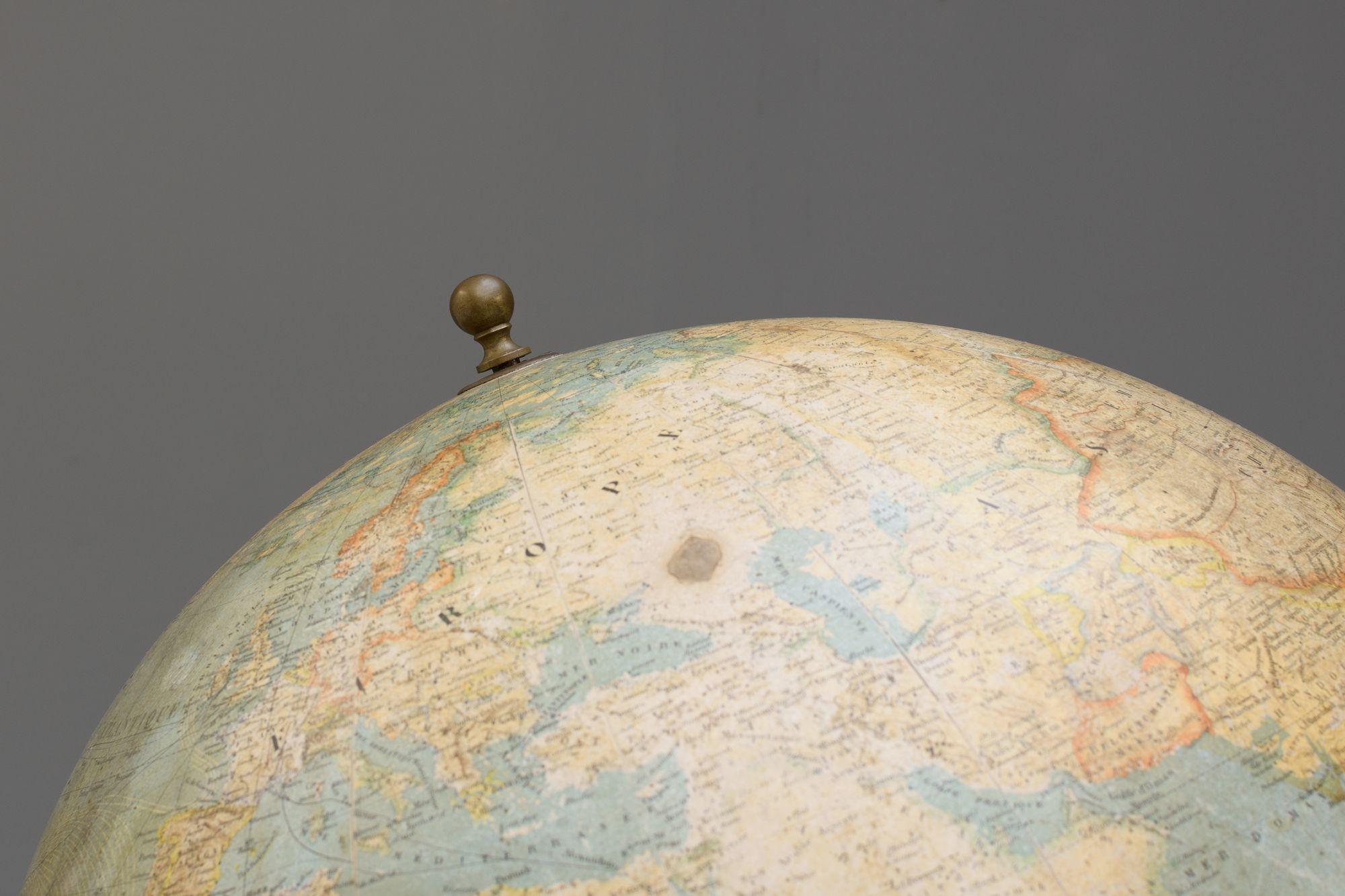 Grand globe terrestre français de table. Circa 1900

H 89cm x L 51cm x P 51cm