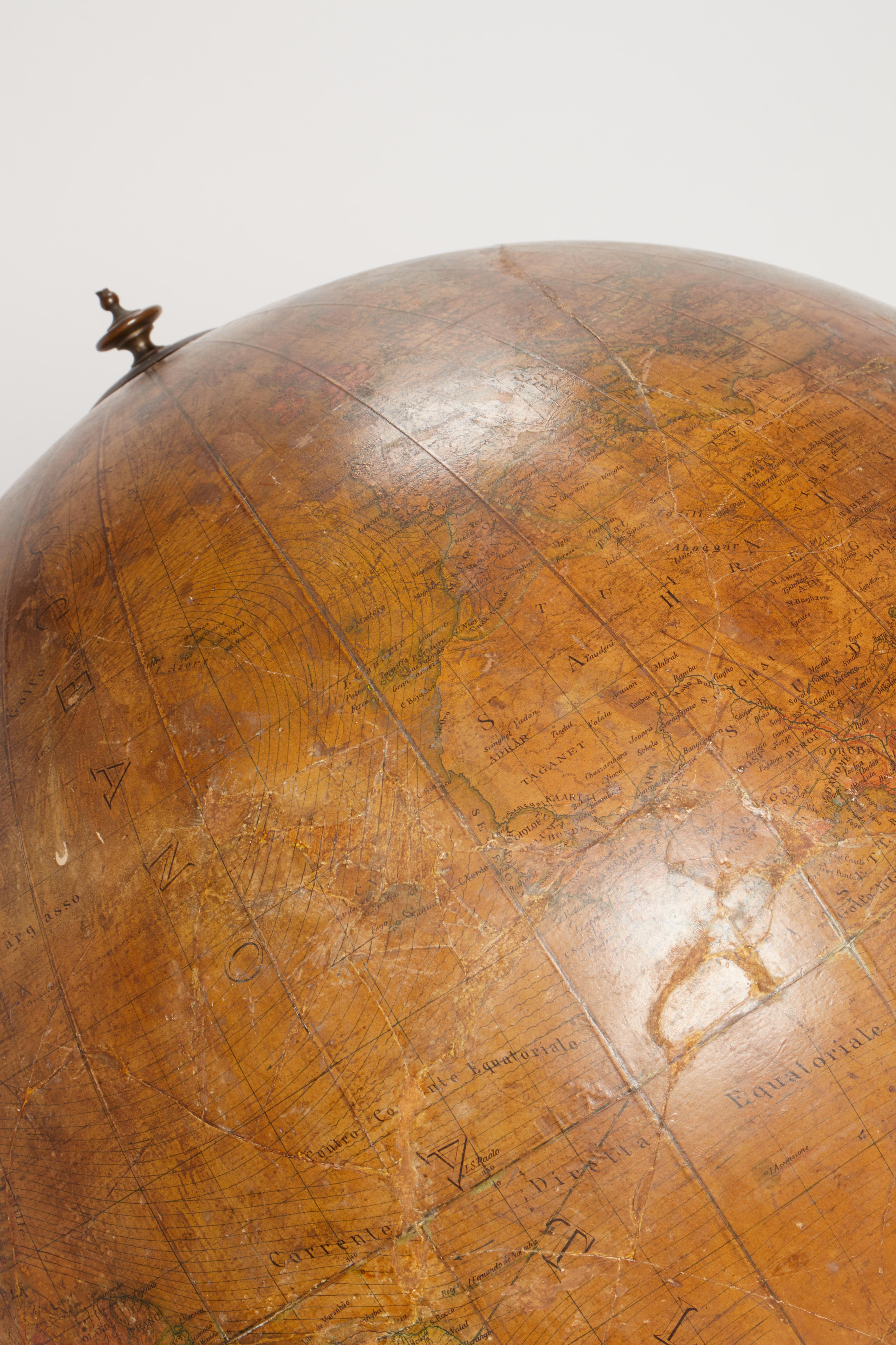 Grand globe terrestre avec base en bois de Pini-Gussoni, Italie 1880. Bon état - En vente à Milan, IT