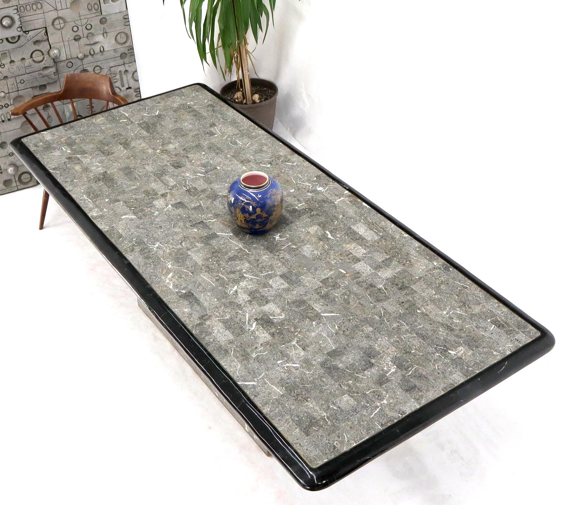 Grande table de salle à manger tessellée en pierre noire et grise avec incrustation en laiton en vente 2