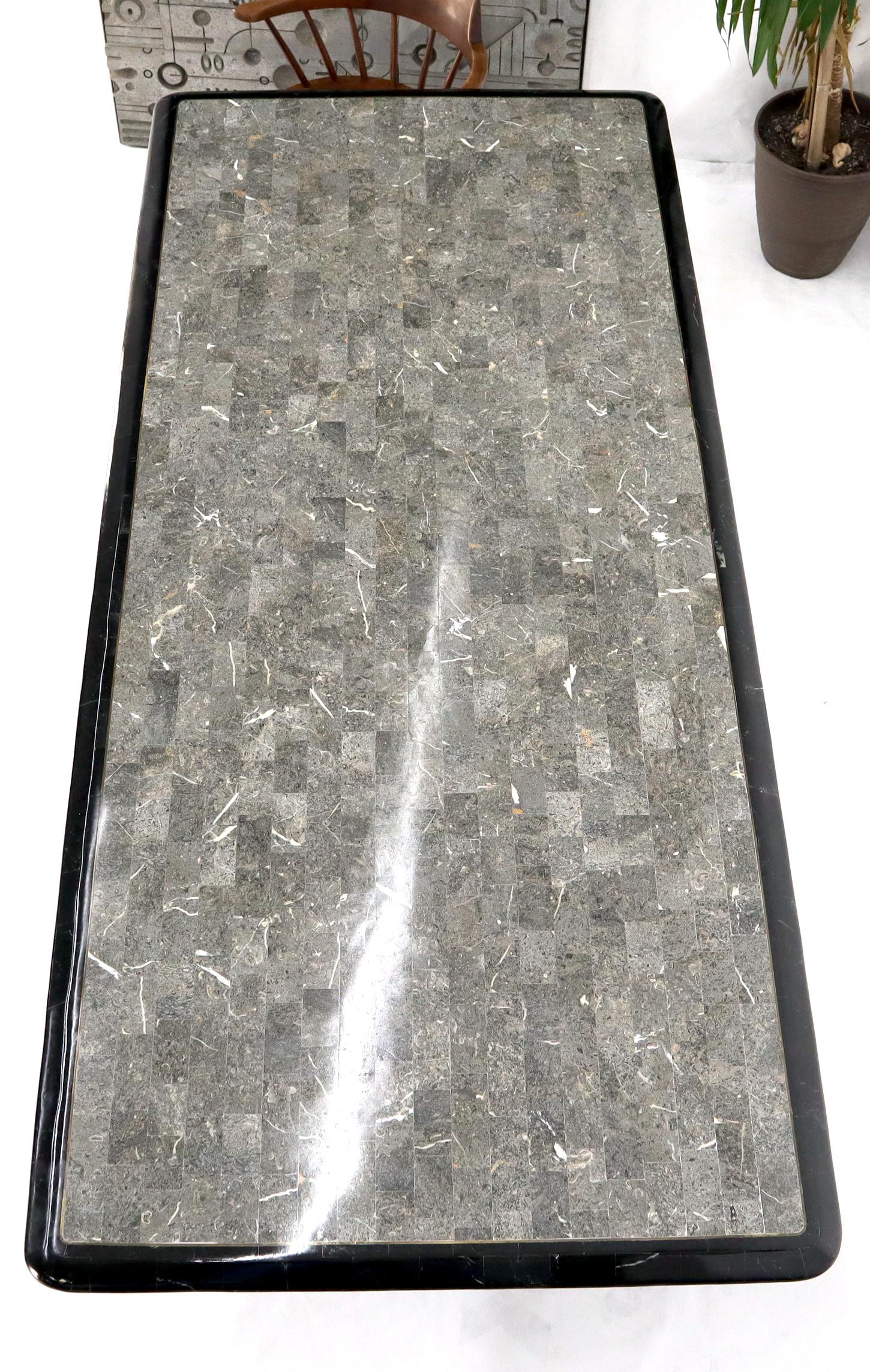 Grande table de salle à manger tessellée en pierre noire et grise avec incrustation en laiton en vente 4