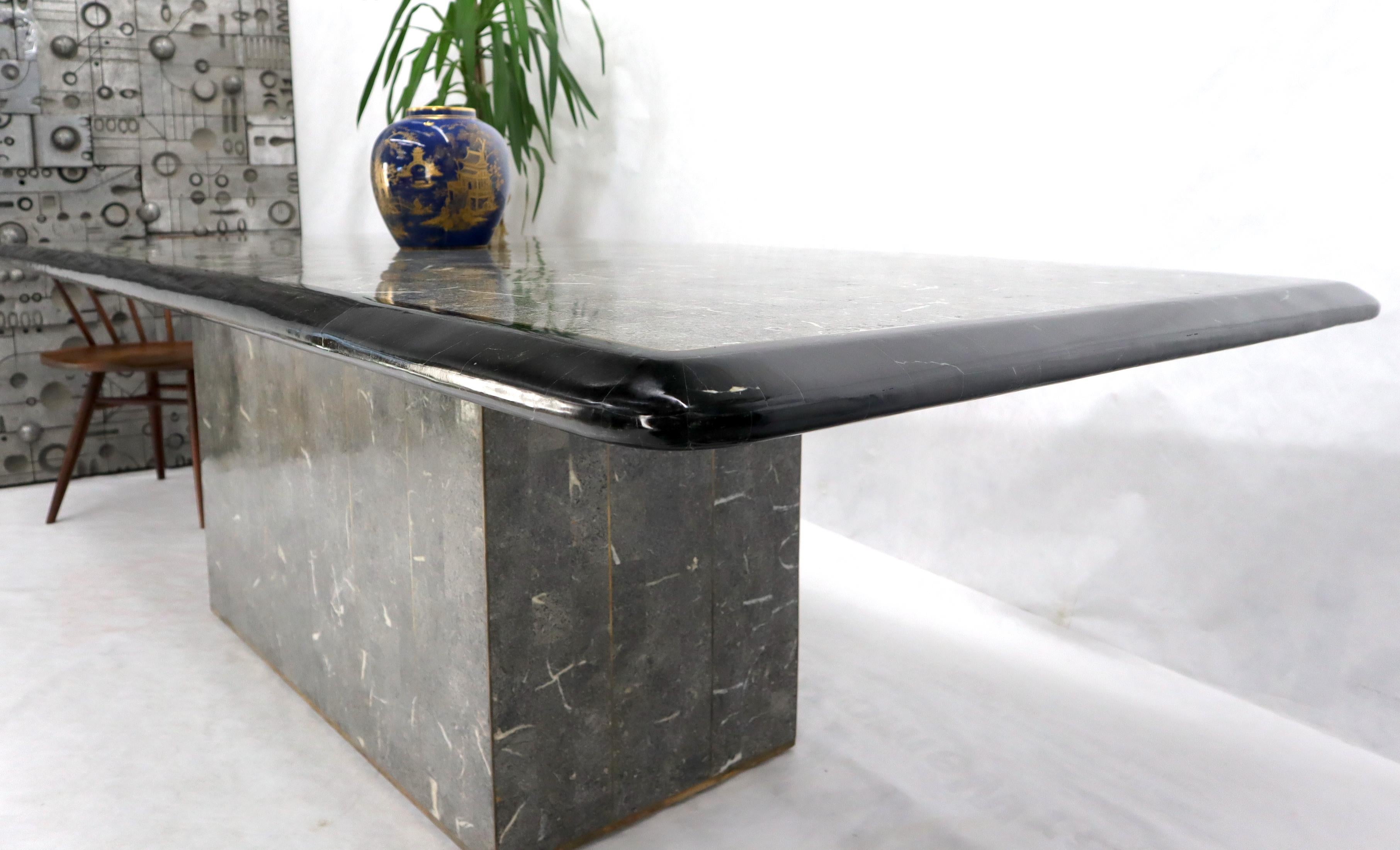 Grande table de salle à manger tessellée en pierre noire et grise avec incrustation en laiton en vente 5