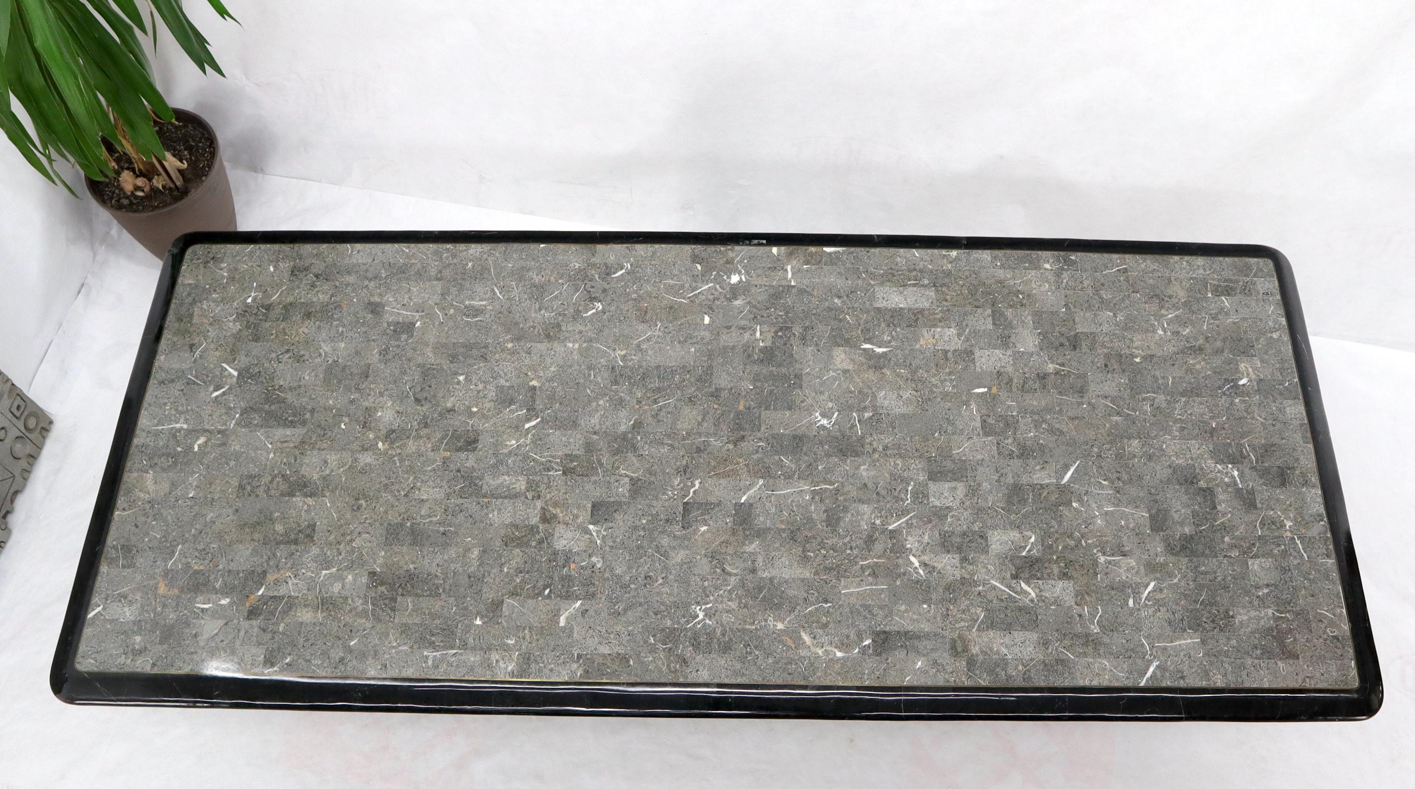 Großer Esstisch mit Mosaik aus schwarzem und grauem Stein und Messing-Intarsien (Unbekannt) im Angebot