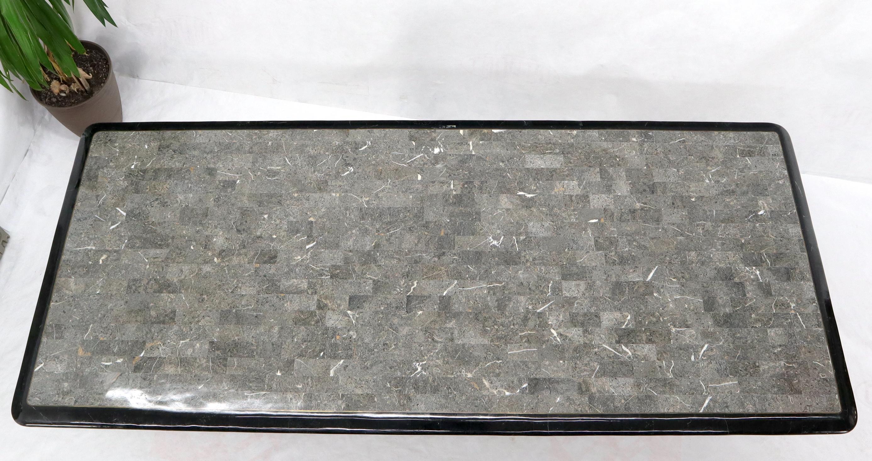 Großer Esstisch mit Mosaik aus schwarzem und grauem Stein und Messing-Intarsien im Zustand „Gut“ im Angebot in Rockaway, NJ