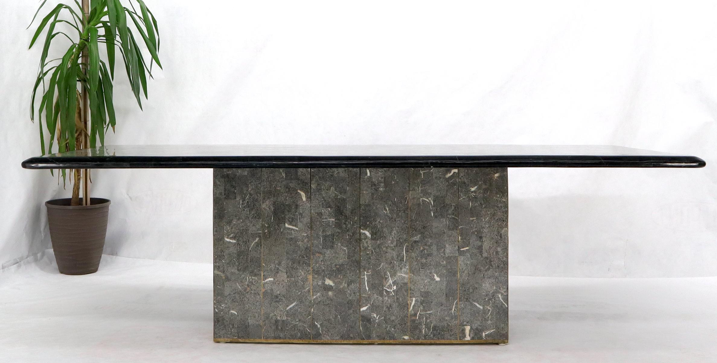 20ième siècle Grande table de salle à manger tessellée en pierre noire et grise avec incrustation en laiton en vente