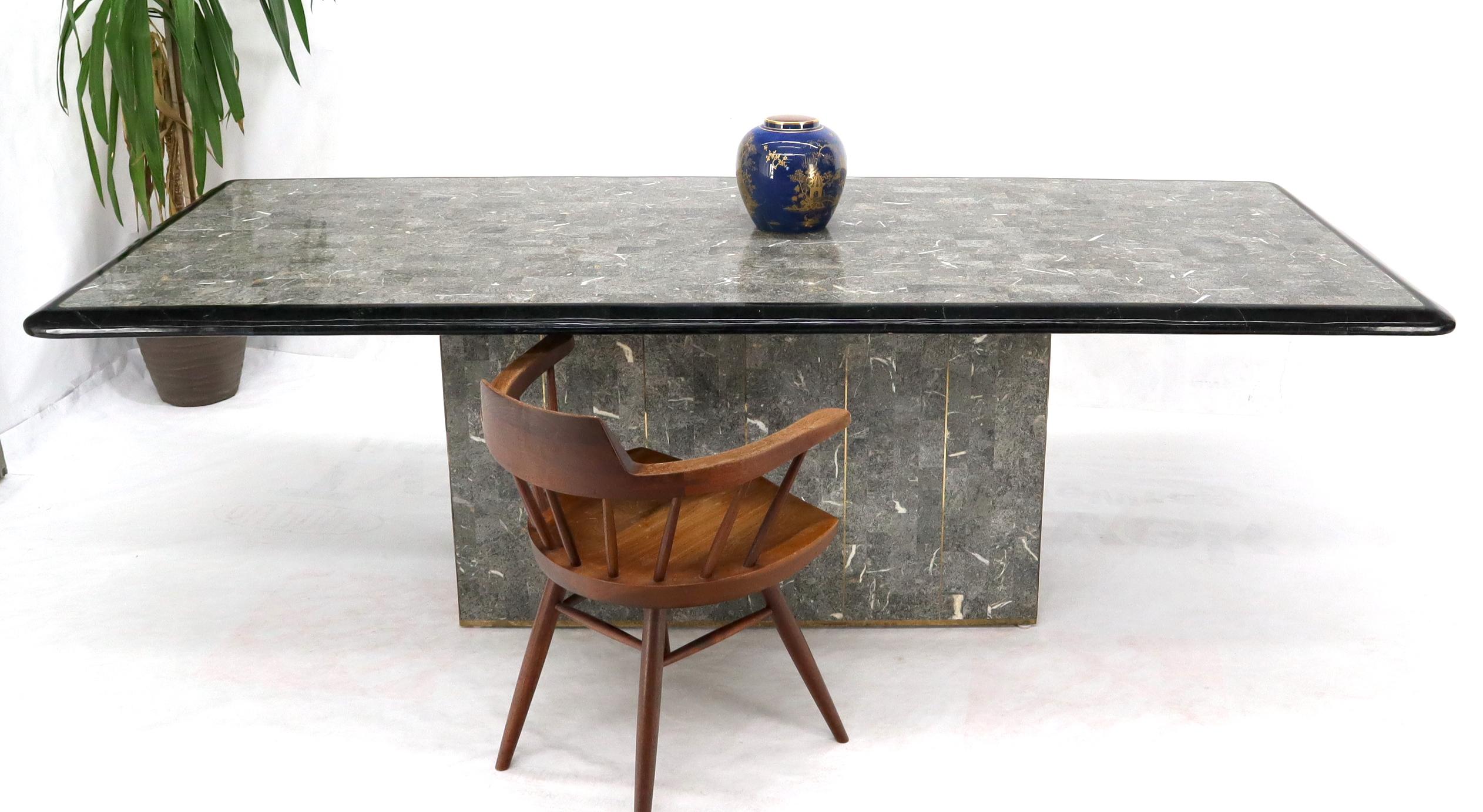 20ième siècle Grande table de salle à manger tessellée en pierre noire et grise avec incrustation en laiton en vente