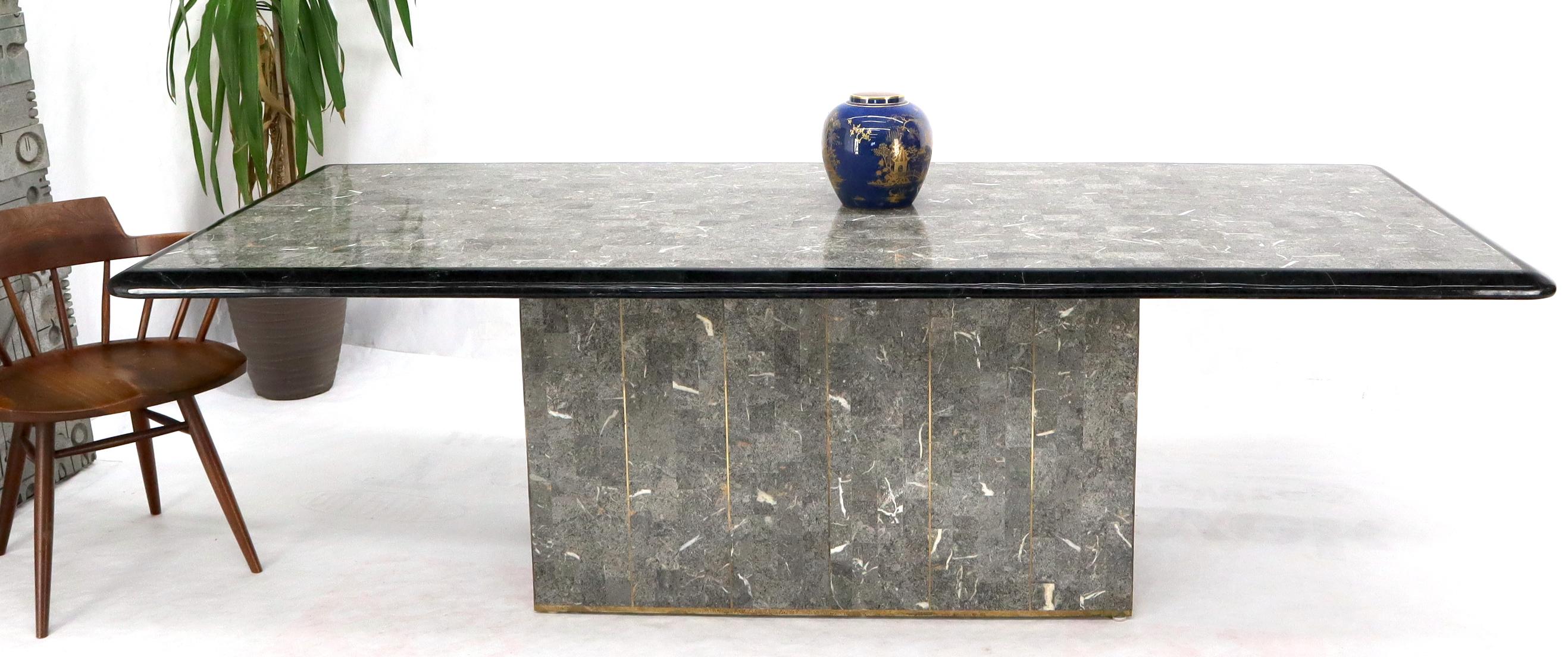 Grande table de salle à manger tessellée en pierre noire et grise avec incrustation en laiton en vente 2