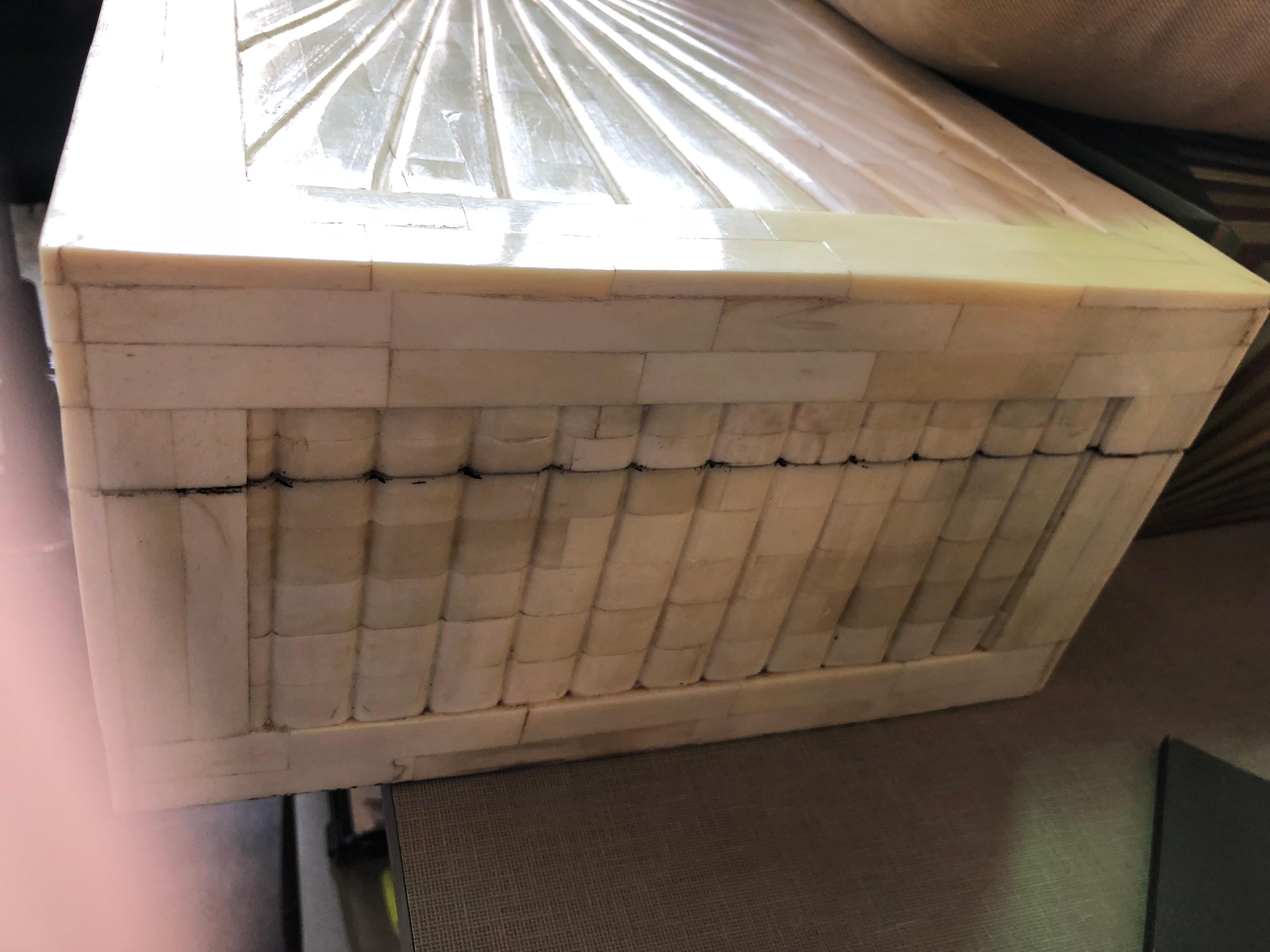 Large Tessellated Hinged Bone Box In Excellent Condition In Chicago, IL