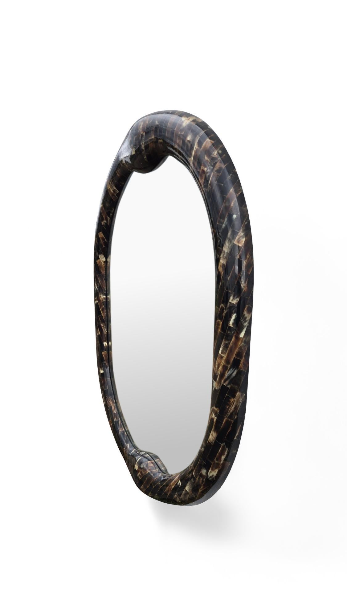 Mid-Century Modern Grand miroir en corne tessellée Attribué à Karl Springer en vente