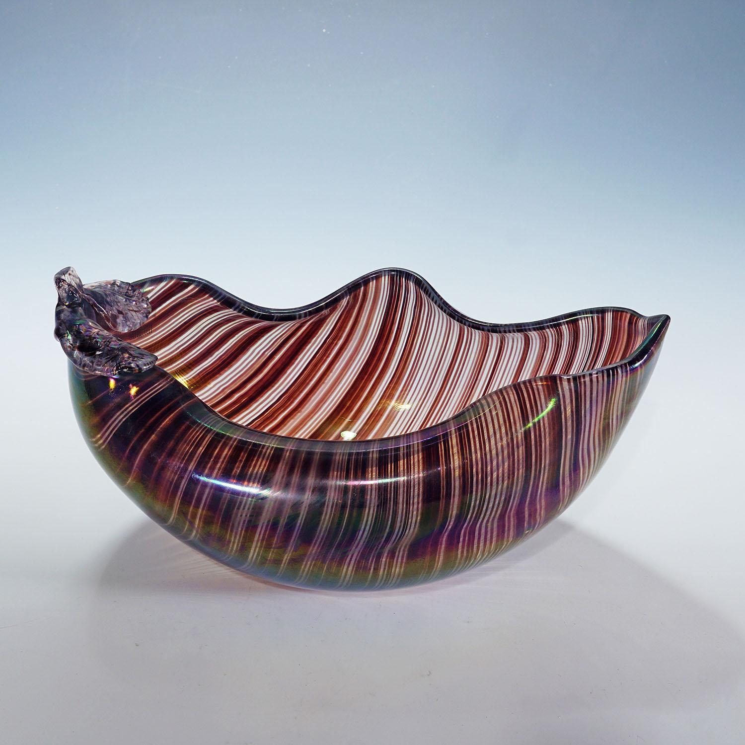 Grand bol en tessuto par Tyra Lundgren pour Venini, Murano

Un grand bol en verre tessuto en verre transparent décoré de fines cannes rouges et d'une surface irisée. La coupe a un bord ondulé et une paire de feuilles appliquées en verre transparent.