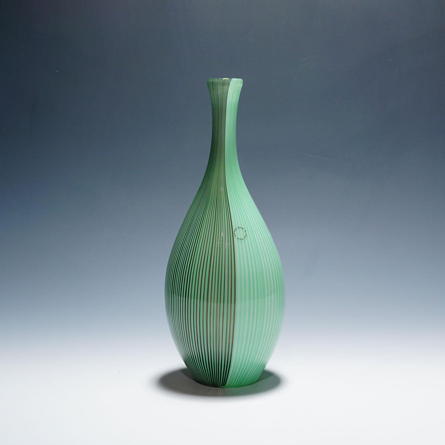 Vaso grande in tessuto di Carlo Scarpa per Venini Murano
Articolo e7111
Un raro esempio della serie 