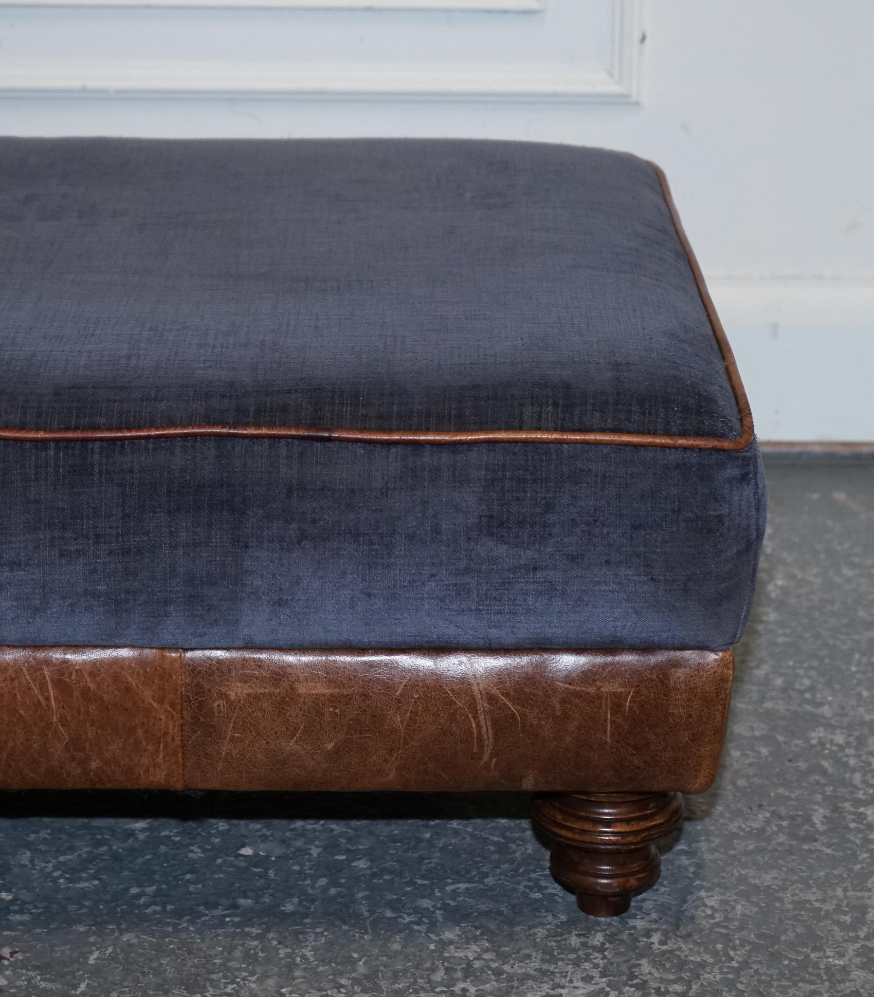 LARGE TETRAD CONSTABLE OTTOMAN RECTANGULAR FOOTSTOOL BLUE FABRiC & LEATHER BASE (Britisch) im Angebot