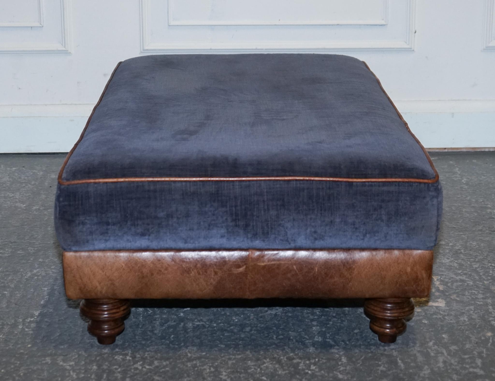 LARGE TETRAD CONSTABLE OTTOMAN RECTANGULAR FOOTSTOOL BLUE FABRiC & LEATHER BASE im Zustand „Gut“ im Angebot in Pulborough, GB