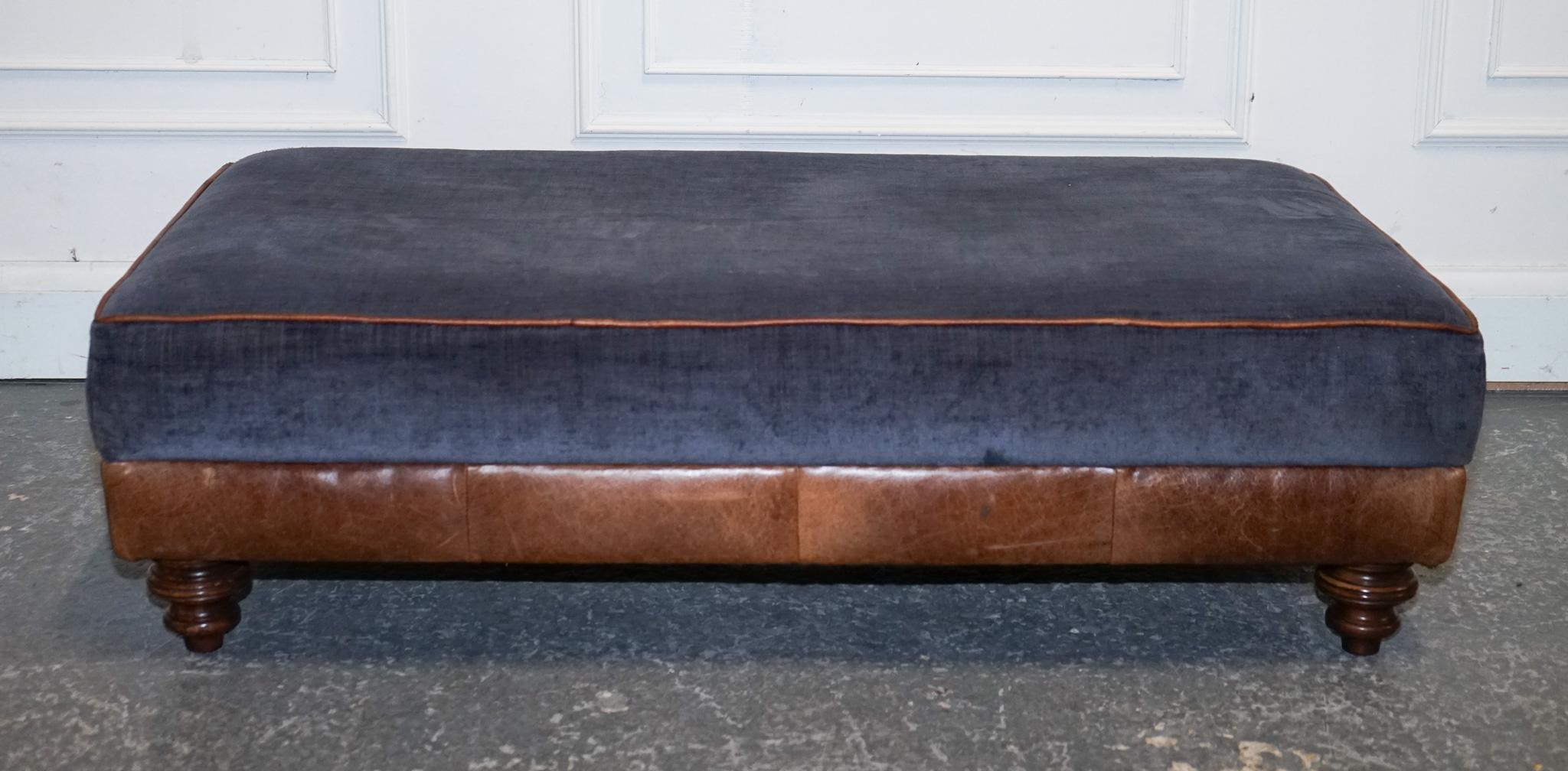 LARGE TETRAD CONSTABLE OTTOMAN RECTANGULAR FOOTSTOOL BLUE FABRiC & LEATHER BASE (20. Jahrhundert) im Angebot