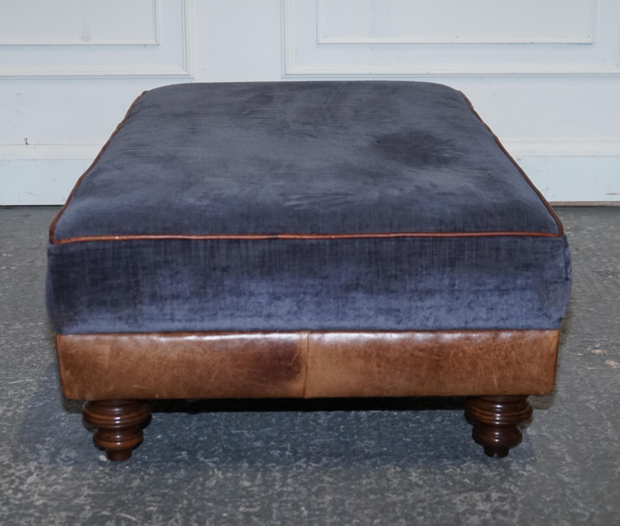 LARGE TETRAD CONSTABLE OTTOMAN RECTANGULAR FOOTSTOOL BLUE FABRiC & LEATHER BASE (Leder) im Angebot