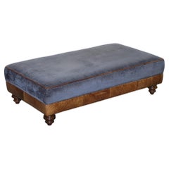 TABURETE CONSTABLE OTTOMÁN RECTANGULAR GRANDE FABRICADO EN AZUL Y BASE DE CUERO