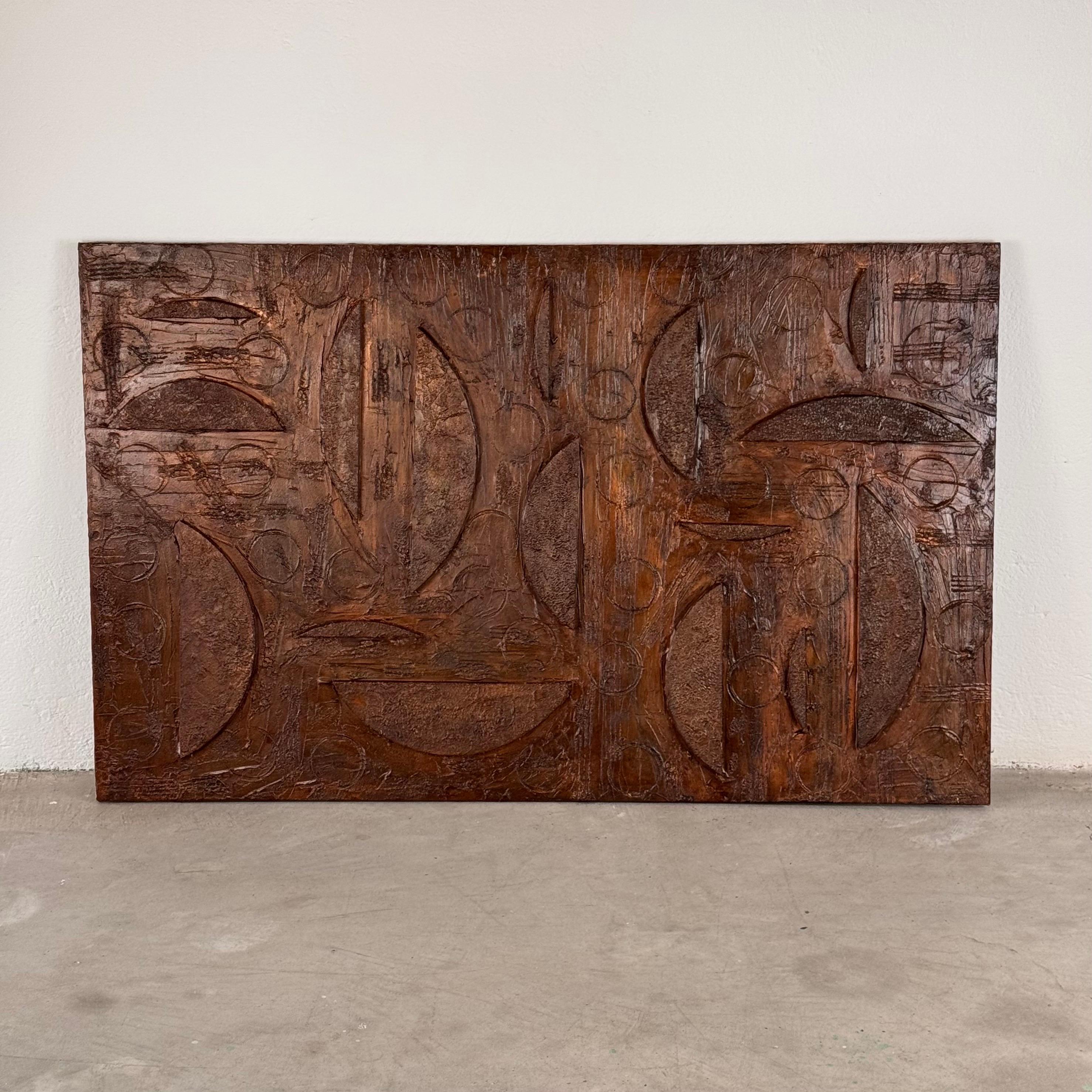Auffälliges und skulpturales Wandpaneel, geschaffen und signiert vom italienischen Künstler Aldo Guarnieri im Jahr 1971. Das aus Holz, Pastell und handbemalter Emaille gefertigte Werk zeigt eine meisterhafte Verwendung geometrischer Formen, die in