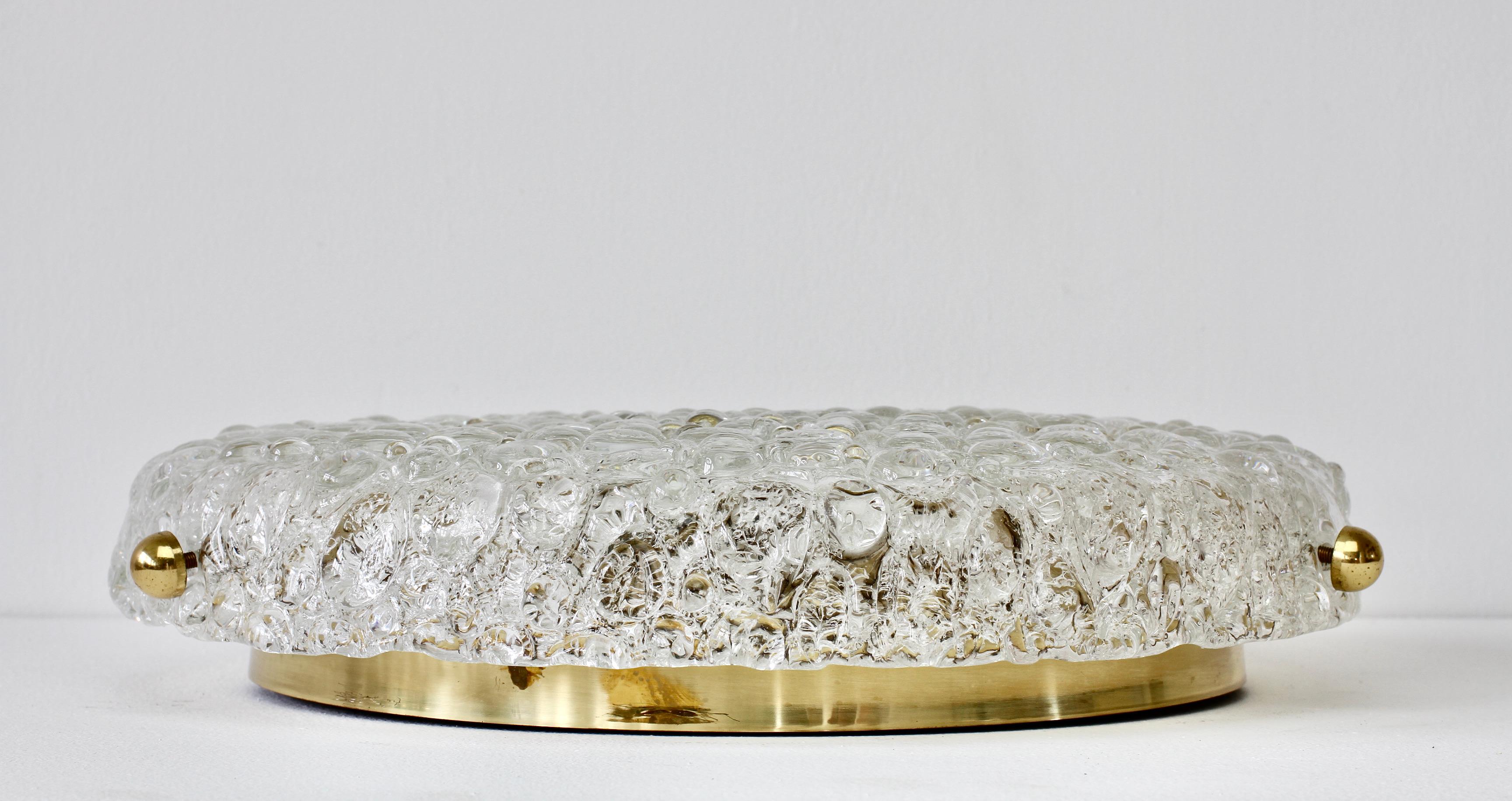 Allemand Grande lampe encastrée en verre bullé texturé et laiton de Hillebrand, Allemagne en vente